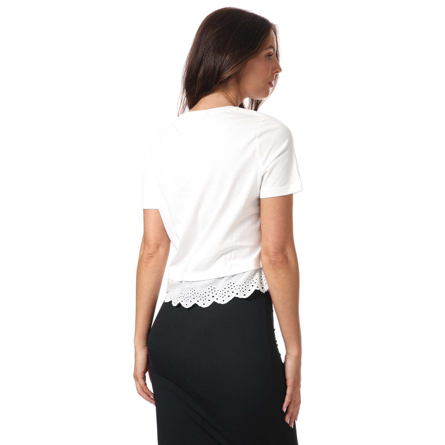 Womens Vero Moda Summer Short Sleeve Jersey Top in white.- Round neckline.- Shorts sleeves.- Embroidery details at the bottom hem.- Detailed t-shirt.- Regular fit.- 100% Cotton.- Ref: 10266898