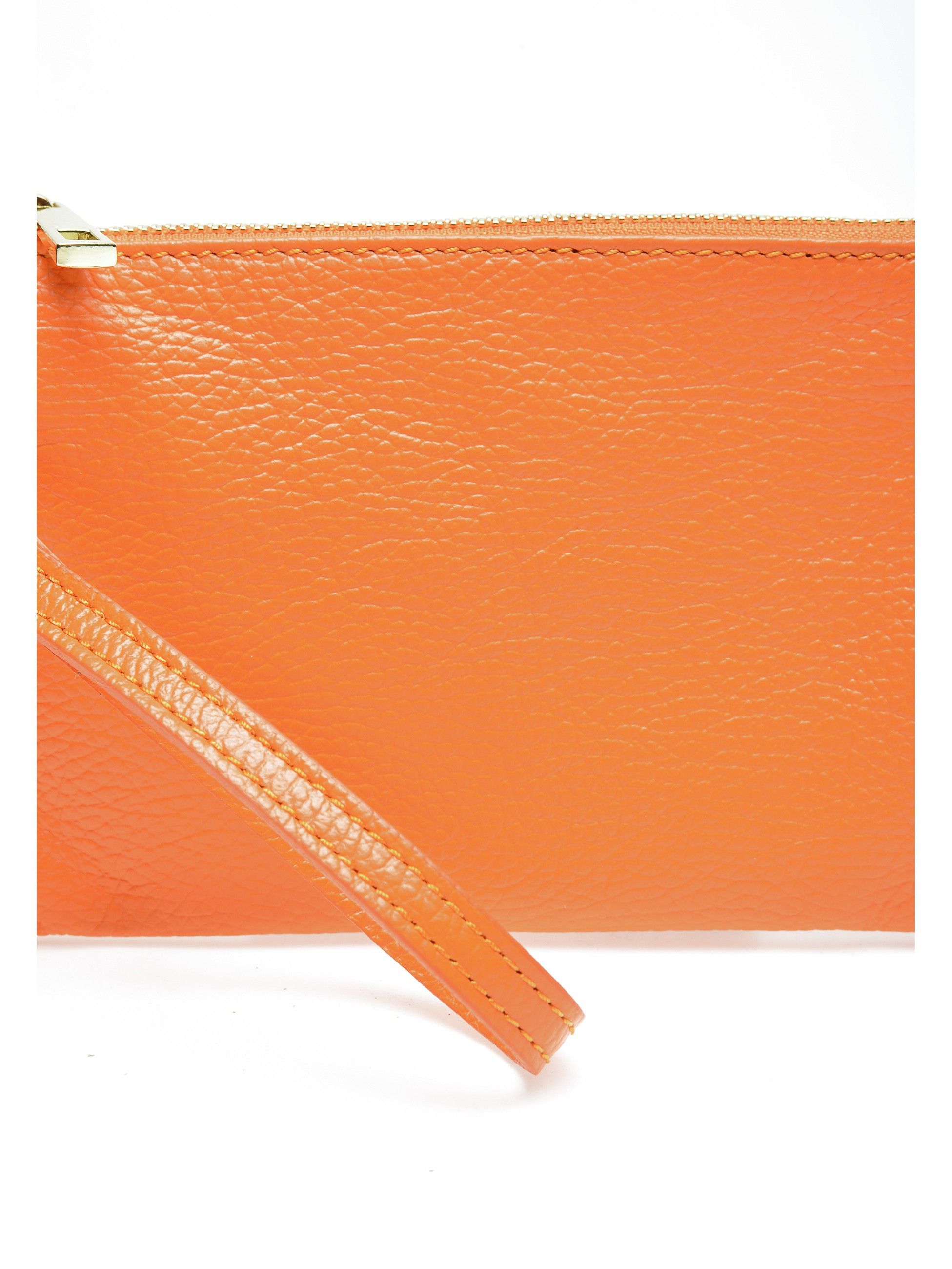 Clutch Bag
100% cow leather
Top zip closure
Dimensions (L): 13x22.5x / cm
Handle: 27 cm
Shoulder strap: /