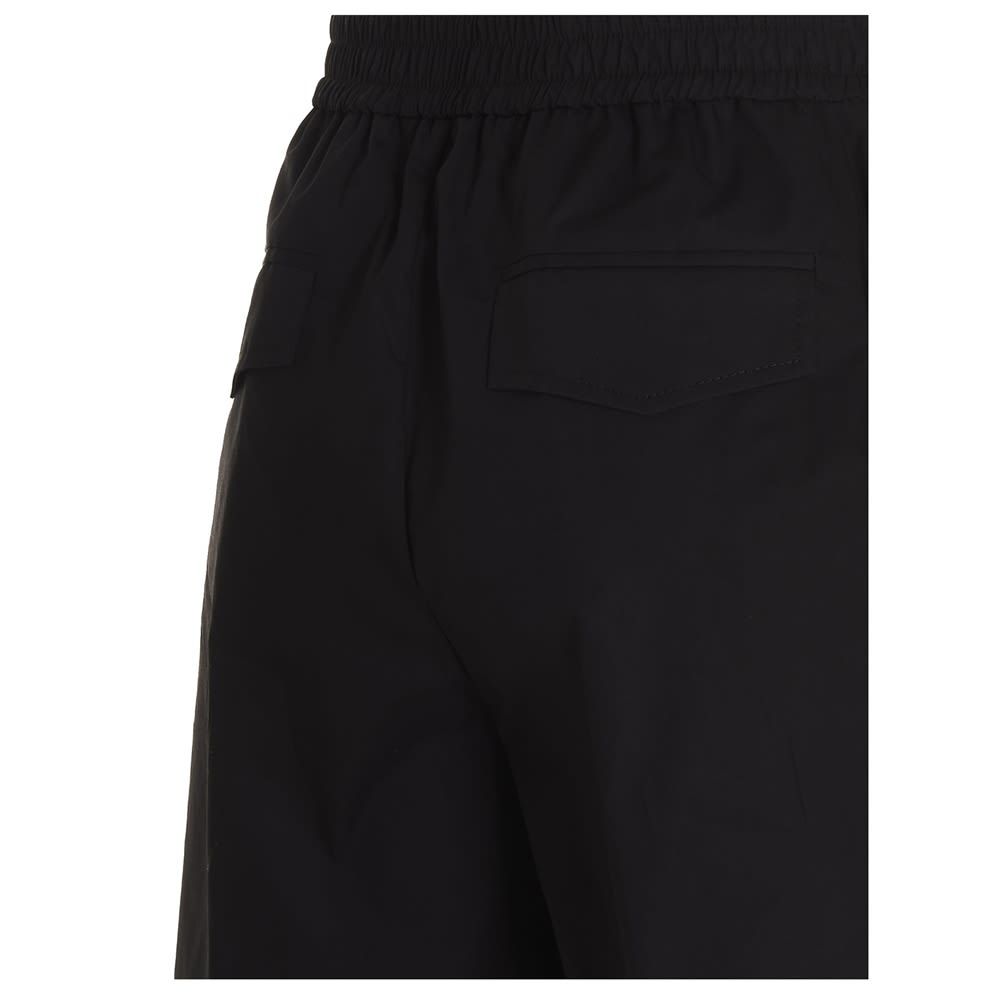 Cotton bermuda shorts with an elastic waistband and cargo pockets at the back.