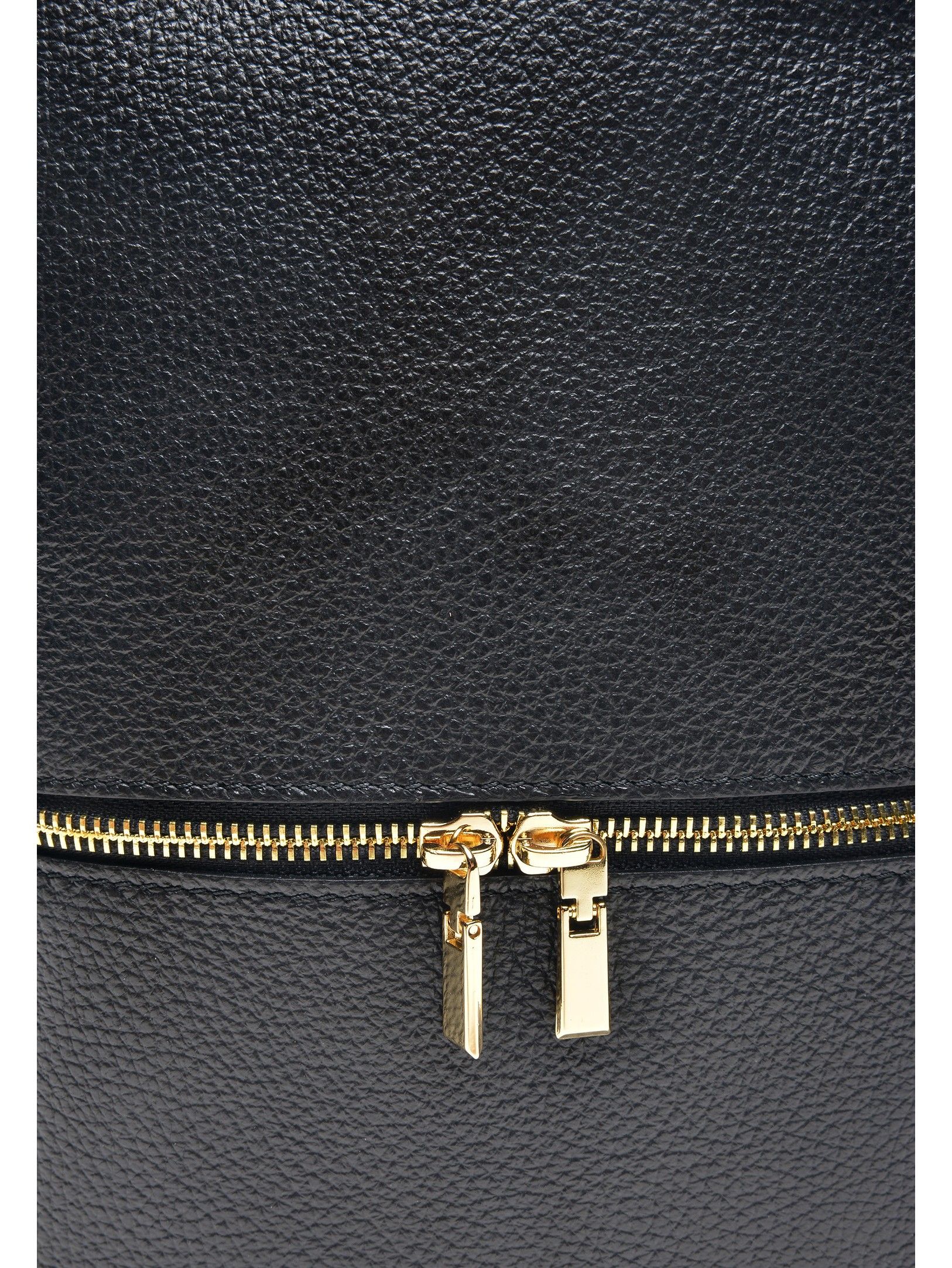 Backpack
100% cow leather
Top zip closure
Front zip pocket
Dimensions (L) 29x23x10 cm
Handle: 19.5 cm
Shoulder strap: 80cm x 2