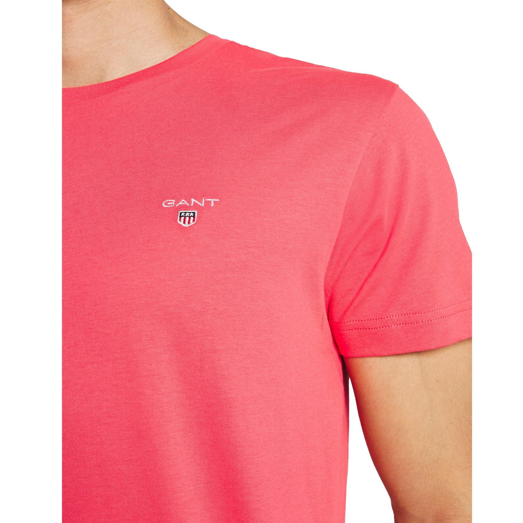 These Original Mens Designer Gant T-Shirts feature the brands classic Logo and a Crew Neckline. Crafted With 100% Cotton, these Lightweight and breathable Regular Fit T-shirts are Machine Washable.