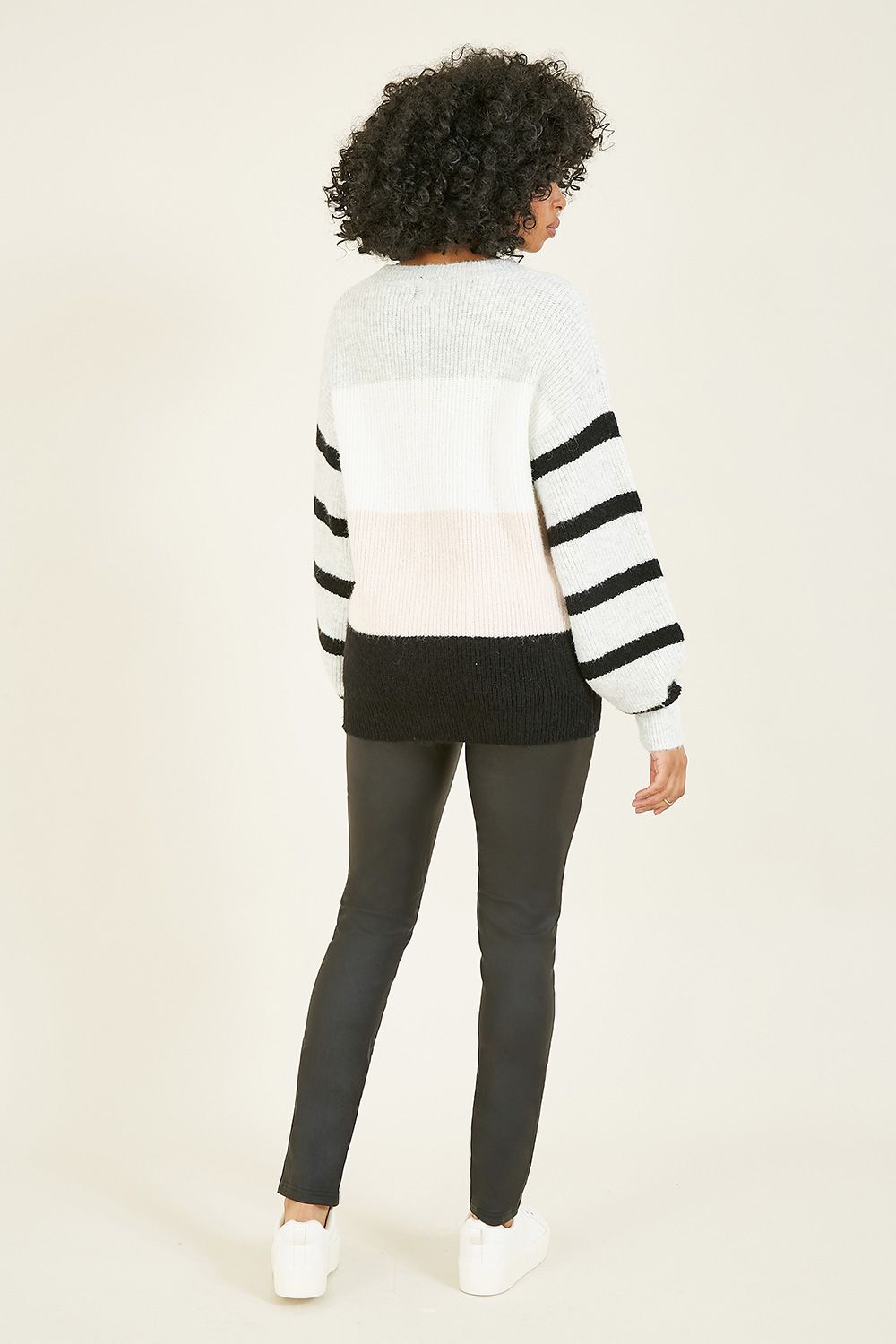 Monochrome but make it cosy. This super soft Yumi Block Stripe Knitted Jumper is a stunning piece, featuring a block/stripe pattern and relaxed sleeves. Perfect officewear, relaxed weekend wear, or dressed up with leather trousers and heels.