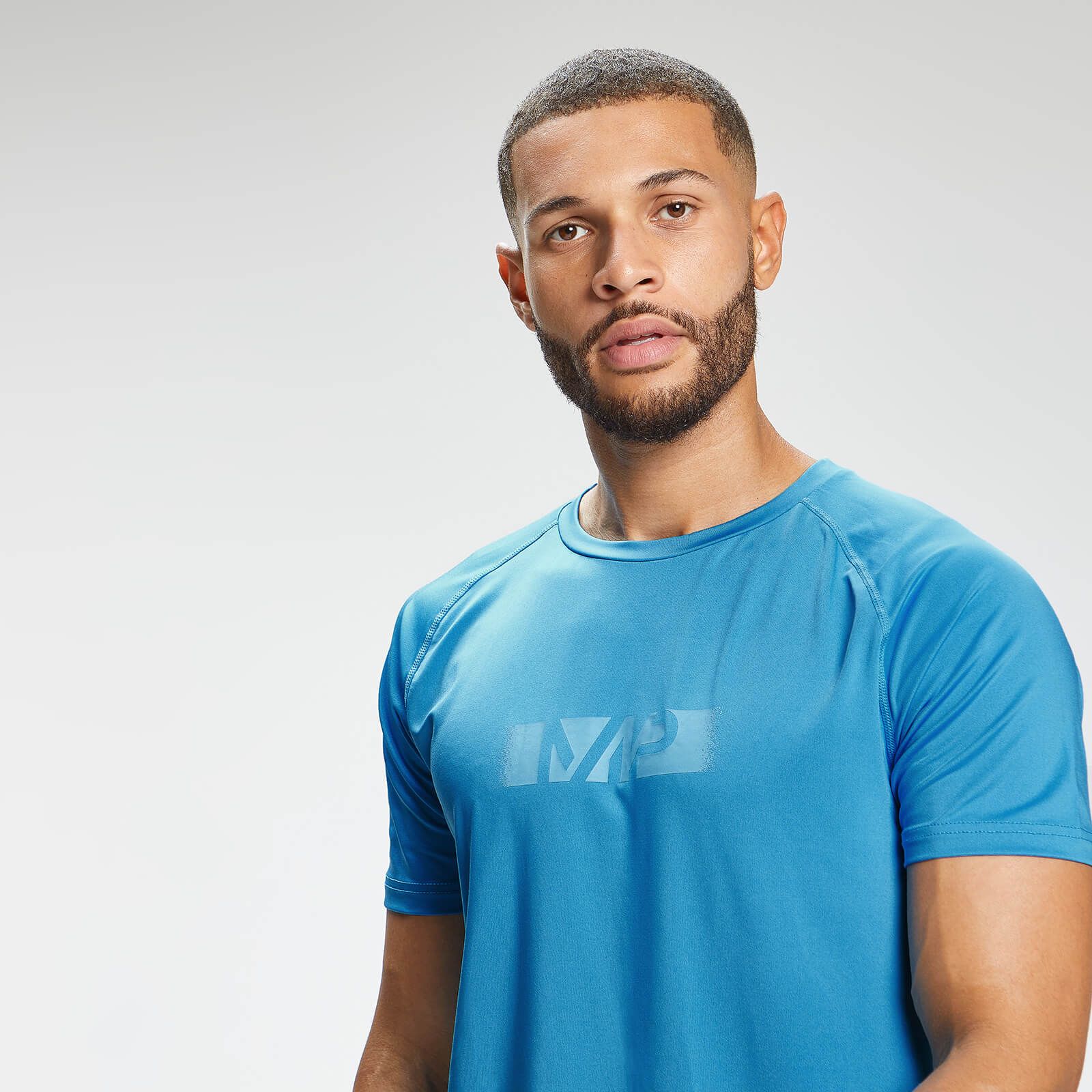 Complete your workout wardrobe with our Graphic Training pieces. Designed for the gym floor, they offer everything you need for everyday sessions. The Graphic Training T-shirt is an essential style, updated with a graphic print and MP logo to the chest.