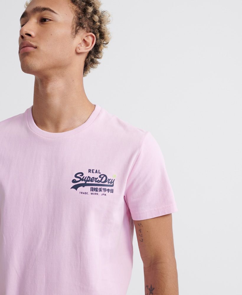 A staple for your capsule wardrobe, the Pasteline Tee is stylish, versatile, and features our iconic Vintage Logo. Slim fit – designed to fit closer to the body for a more tailored lookCrew necklineShort sleevesSignature logo