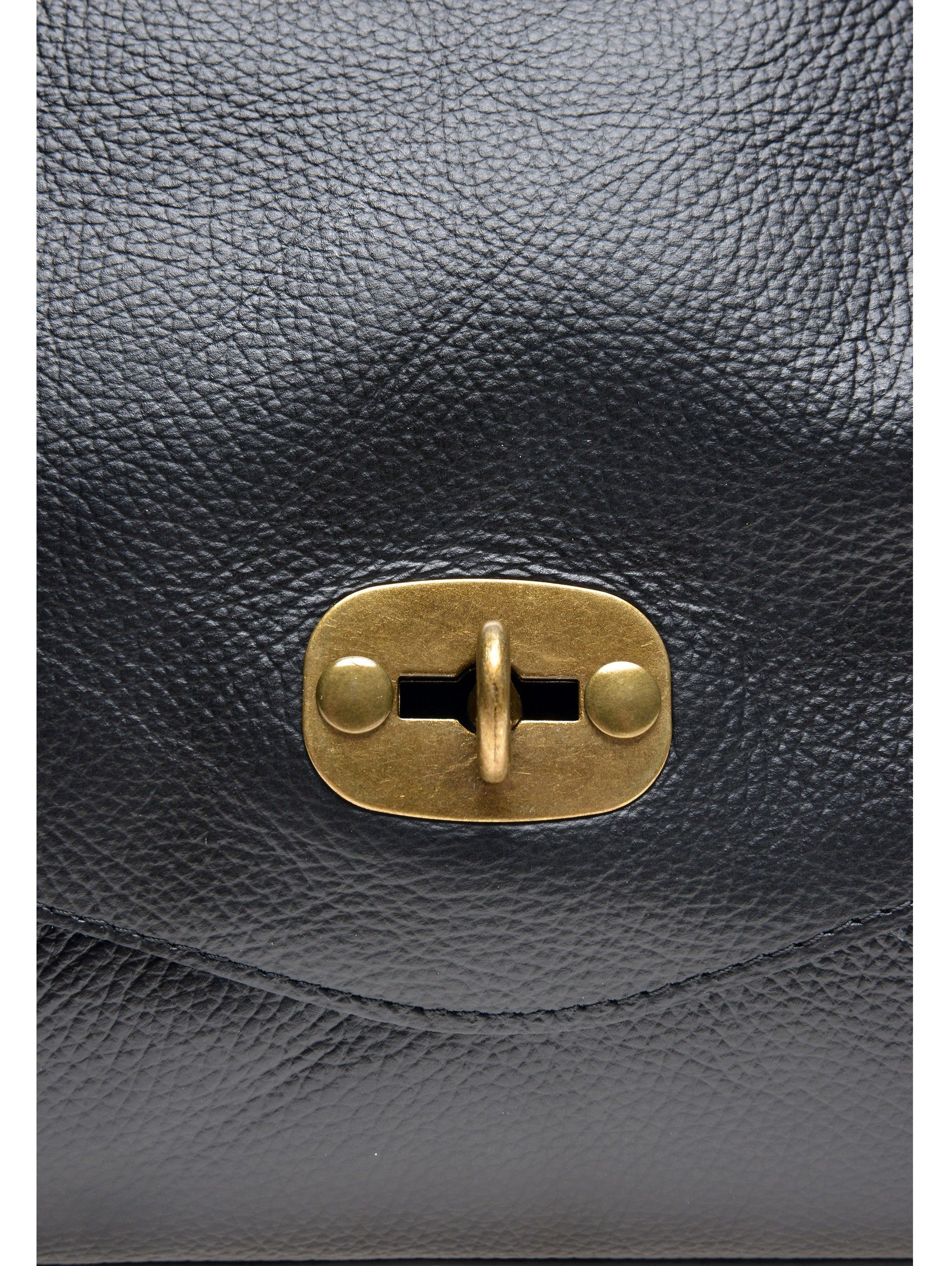 Top Handle Bag
100% cow leather
Magnet and buckle closure
Double compartment bag
Inner zip pockets
Dimensions (L): 26x35x11 cm
Handle: 46 cm
Shoulder strap: 120 cm adjustable