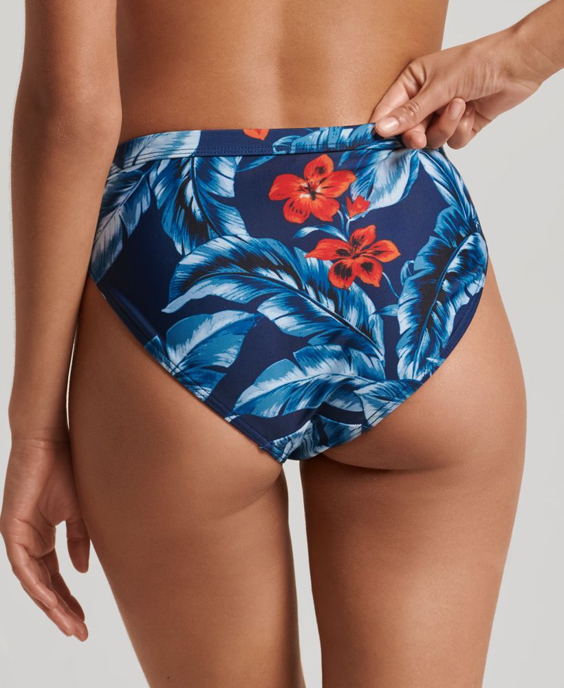 Hawaiian print is an iconic part of the classic vintage vibe, and we love how it evokes a retro style. Whether you're travelling far or staying at your local spots this sunny season, you can bring the holiday spirit with you anywhere you go. These briefs have a bold chic, whether worn by themselves or beneath a day dress on those lovely long days.Hipster brief styleAll over printElasticated waistMetal Superdry tabRecycled contentsPlease note, due to hygiene reasons we are unable to offer an exchange or refund on swimwear unless the hygiene strip is still intact. This does not affect your statutory rights.By 2050, there will be more plastic in the ocean than fish.Help save plastic from polluting the earth. Wear this instead.This new swimwear fabric is made from 80% recycled post-consumer waste.