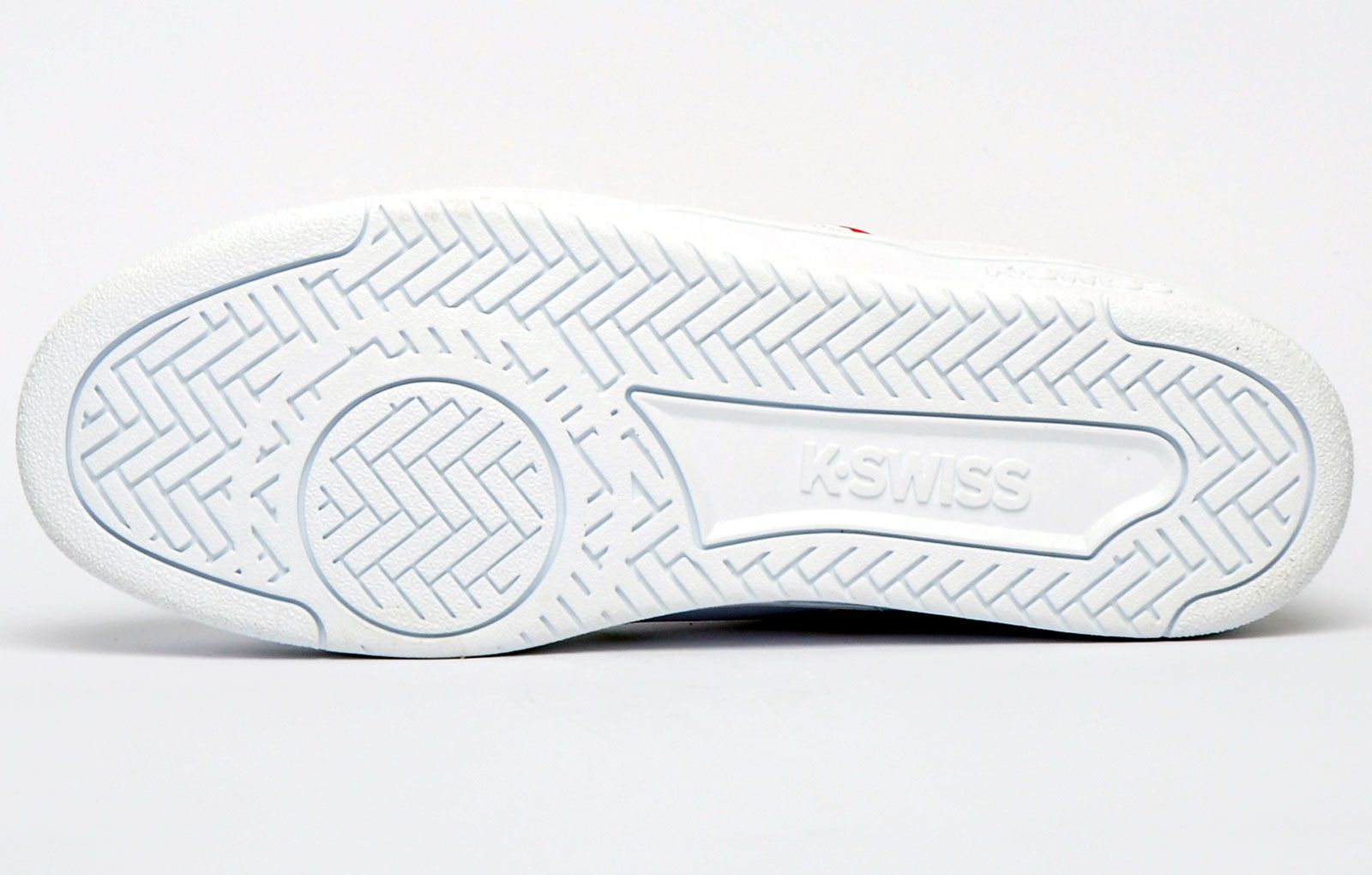 De K Swiss Court Winston is een klassieke lage sneaker gemaakt van een bovenwerk van wit leer met het iconische ontwerp met 5 strepen van het merk dat de zijkanten siert met een geborduurd K Swiss-schildlogo op de tong, voor een ongerepte designerloo