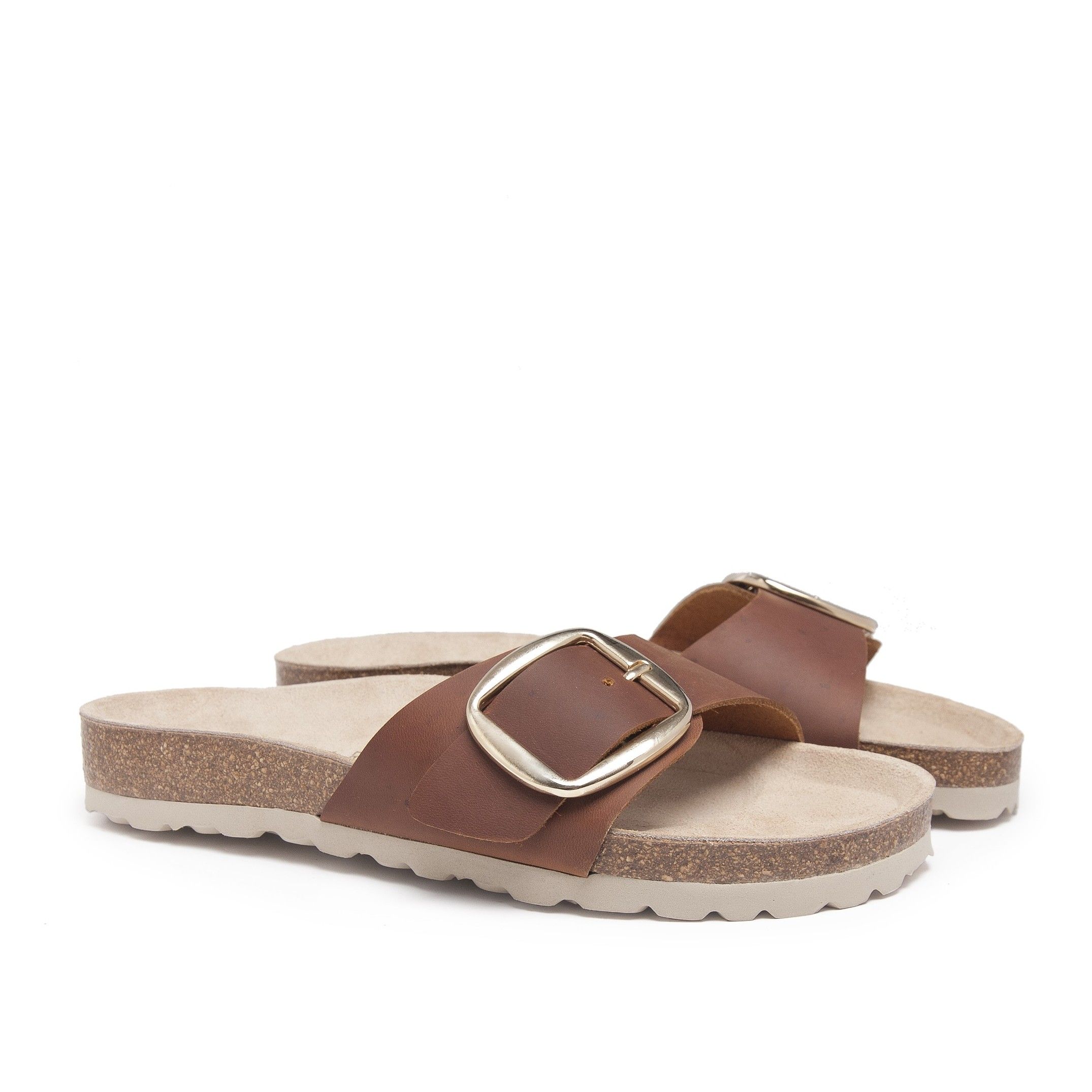 Bio sandal with a leather front buckle. Adjustable metal buckle. Exterior and interior made of leather. Platform: 1 cm. Sole: EVA. This product is manufactured in Spain.