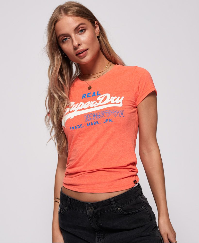 Superdry women's Vintage Logo duo t-shirt. This t-shirt features a classic crew neck with ribbed hem and short sleeves. Completing this t-shirt is a textured Superdry print with a numbered graphic on the sleeve and a discrete Superdry logo on the hem. Pair with jeans or a denim skirt for a casual daytime look.