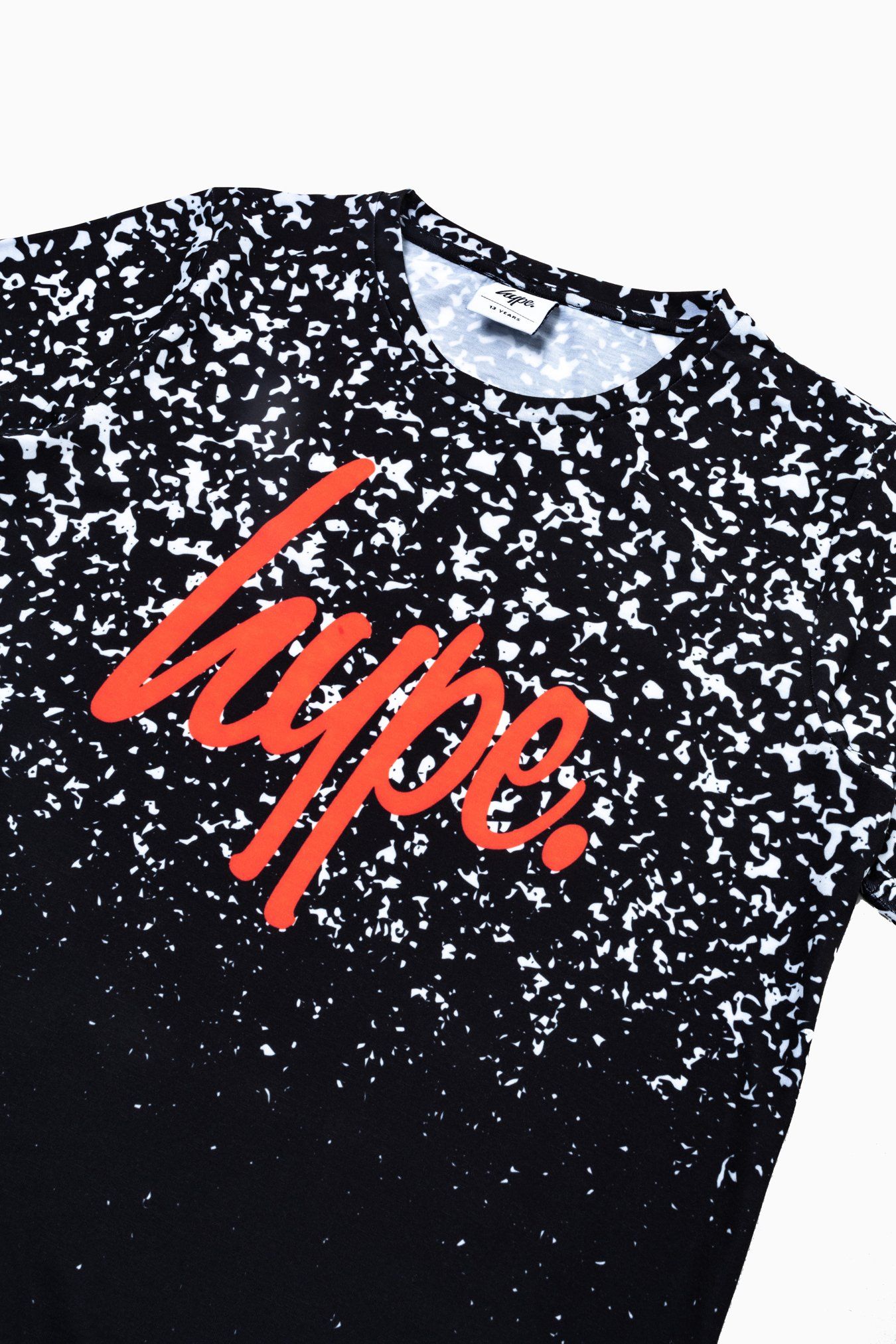 The HYPE. speckle fade kids t-shirt features a monochrome colour palette with a red injection. Featuring a crew neck line, short sleeves and the iconic HYPE. script logo across the front in a contrasting red in our iconic fade with a speckle overlay print. For a casual look, wear with a pair of sweat joggers, or if you're after a smarter look, a pair of skinny fit denim jeans and box fresh kicks. Machine wash at 30 degrees.