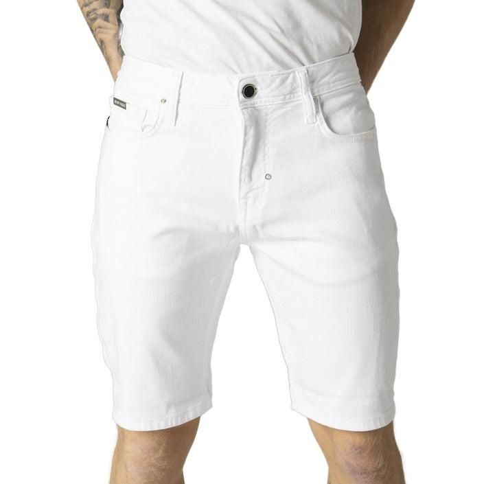 Brand: Antony Morato
Gender: Men
Type: Shorts
Season: Spring/Summer

PRODUCT DETAIL
• Color: white
• Pattern: plain
• Fastening: zip and button
• Pockets: front and back pockets 

COMPOSITION AND MATERIAL
• Composition: -98% cotton -2% elastane 
•  Washing: machine wash at 30°