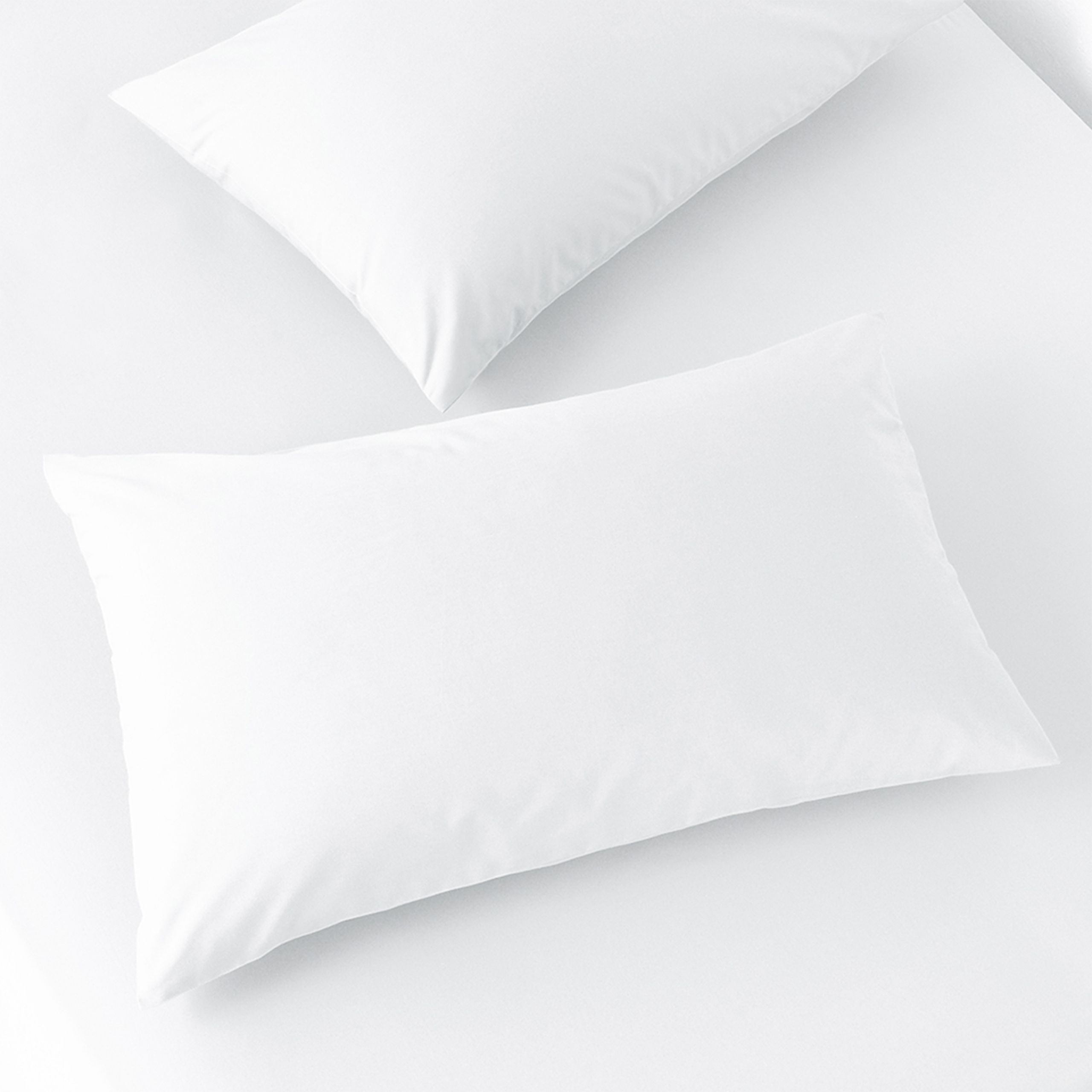 Featuring a luxurious 200-thread count bamboo blend. Complete with an envelope closure. Made of a Cotton/Bamboo blend with a 200 thread count, making this pillowcase set ultra-soft to the touch. Includes two housewife pillowcases measuring 50 x 75cm (20
