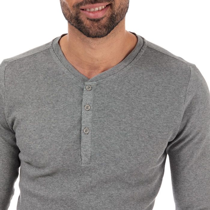 Mens Levis Long Sleeve Henley T-Shirt in Grey<BR><BR>- Long sleeve<BR>- Ribbed hem and cuffs<BR>- 3 button placket<BR>- Full body ribbing<BR>- Branding to buttons<BR>- Shoulder to hem 27in approximately<BR>- 100% Cotton. Machine Washable<BR>- Ref: 961023001758<BR><BR>Measurements are intended for guidance only
