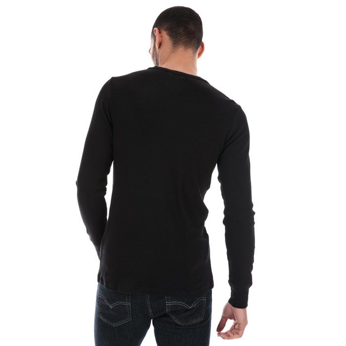 Mens Levis Long Sleeve Henley T-Shirt in Black<BR><BR>- Long sleeve<BR>- Ribbed hem and cuffs<BR>- 3 button placket<BR>- Full body ribbing<BR>- Branding to buttons<BR>- Shoulder to hem 27in approximately<BR>- 100% Cotton. Machine Washable<BR>- Ref: 961023001884<BR><BR>Measurements are intended for guidance only