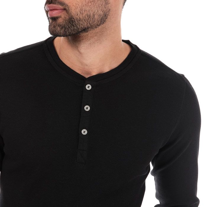 Mens Levis Long Sleeve Henley T-Shirt in Black<BR><BR>- Long sleeve<BR>- Ribbed hem and cuffs<BR>- 3 button placket<BR>- Full body ribbing<BR>- Branding to buttons<BR>- Shoulder to hem 27in approximately<BR>- 100% Cotton. Machine Washable<BR>- Ref: 961023001884<BR><BR>Measurements are intended for guidance only
