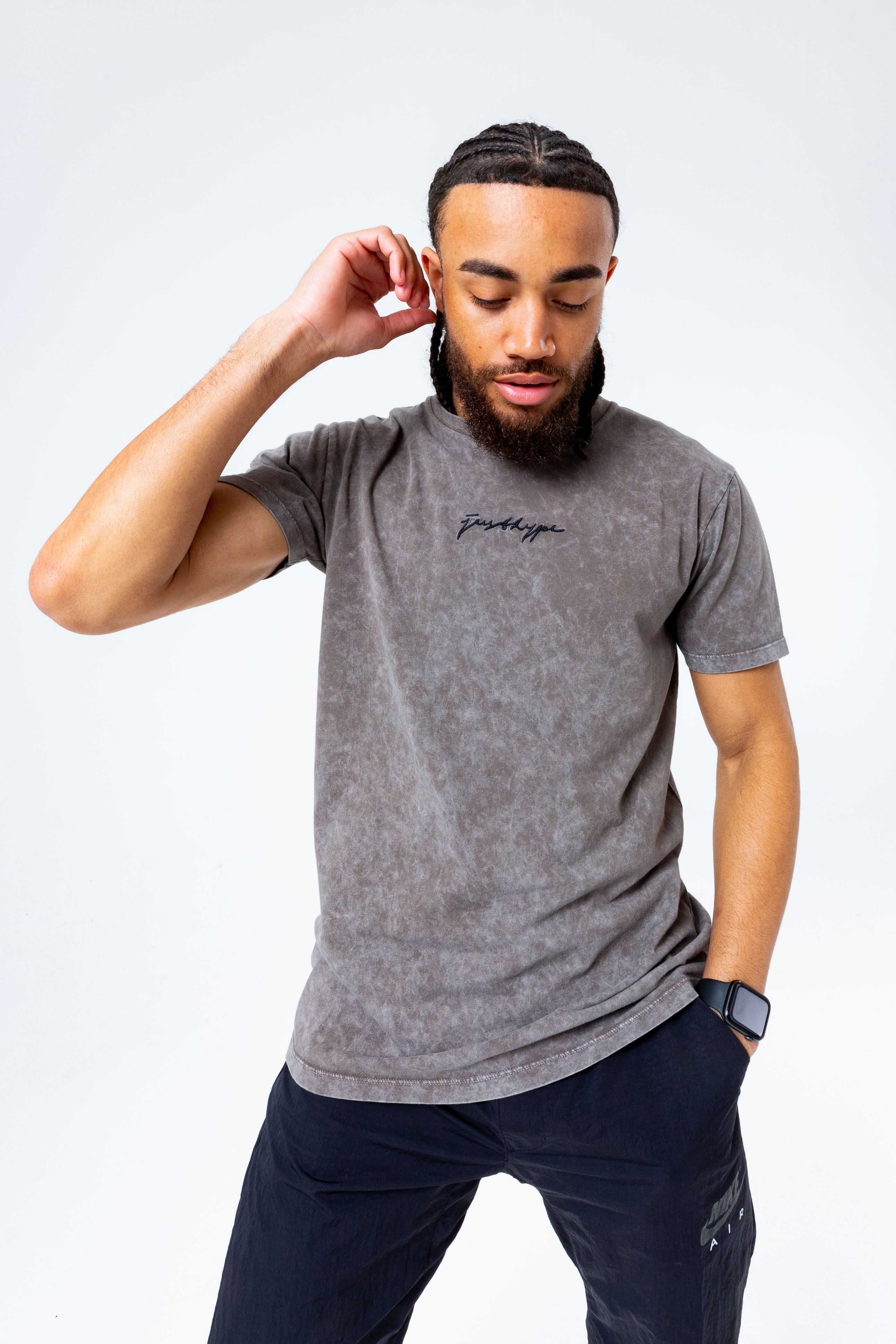 The HYPE. Sunset Rose Men's T-shirt boasts a washed vintage acid grey colour palette. With a crew neckline and short sleeves for a classic fit in our standard men's tee shape. The design features an enlarged back graphic with an on-trend blue rose. Boasting a 100% cotton fabric base for the ultimate comfort and breathable space. Finished with the new! justhype signature logo embroidered on the front in black. Wear with black skinny fit jeans to complete the fit. Machine washable.