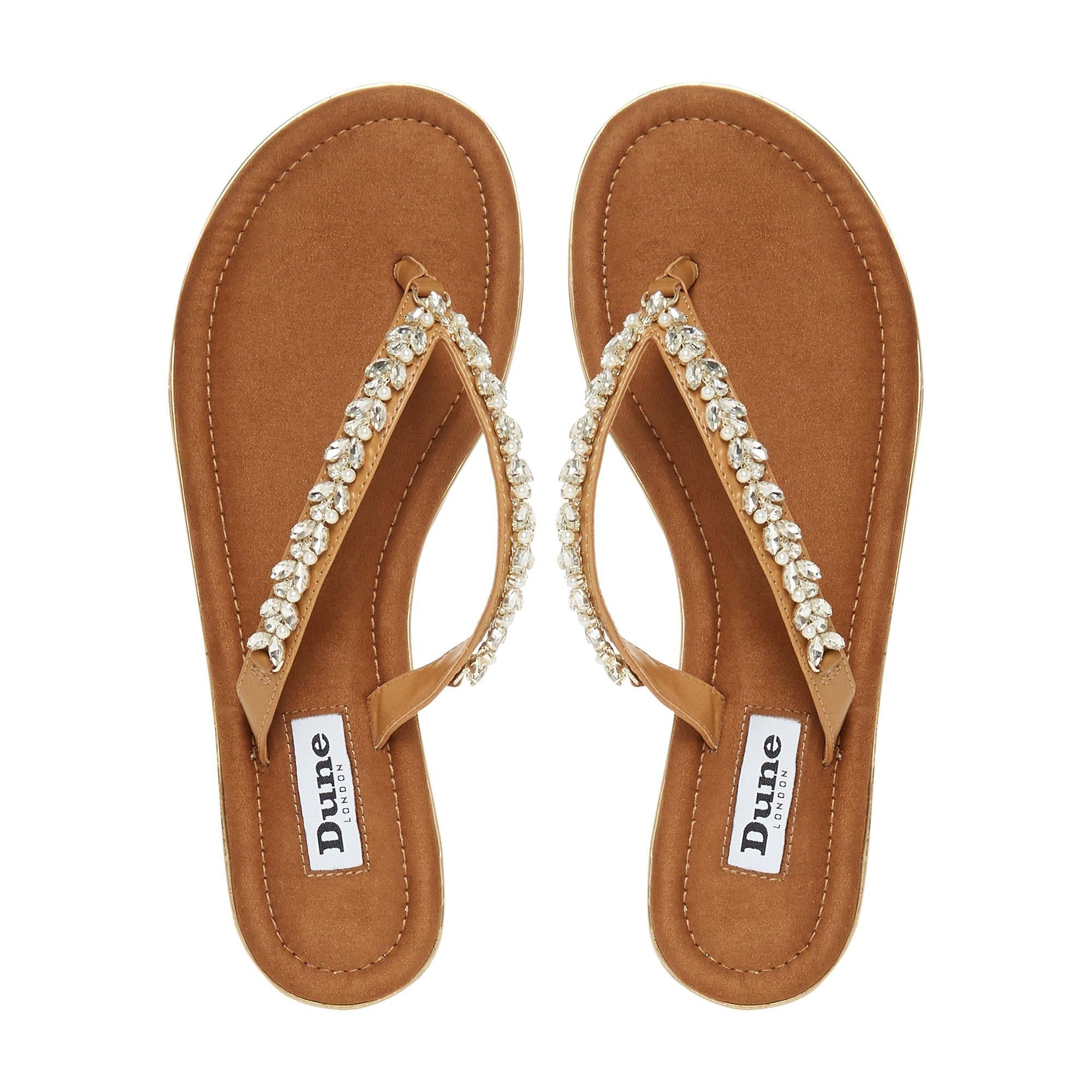 The Newbeys sandal will become your daily companion in the summer months. Fitted with a jewel-embossed toe post for a hint of glamour. It's finished with a shimmering contrasting rim at the sole.