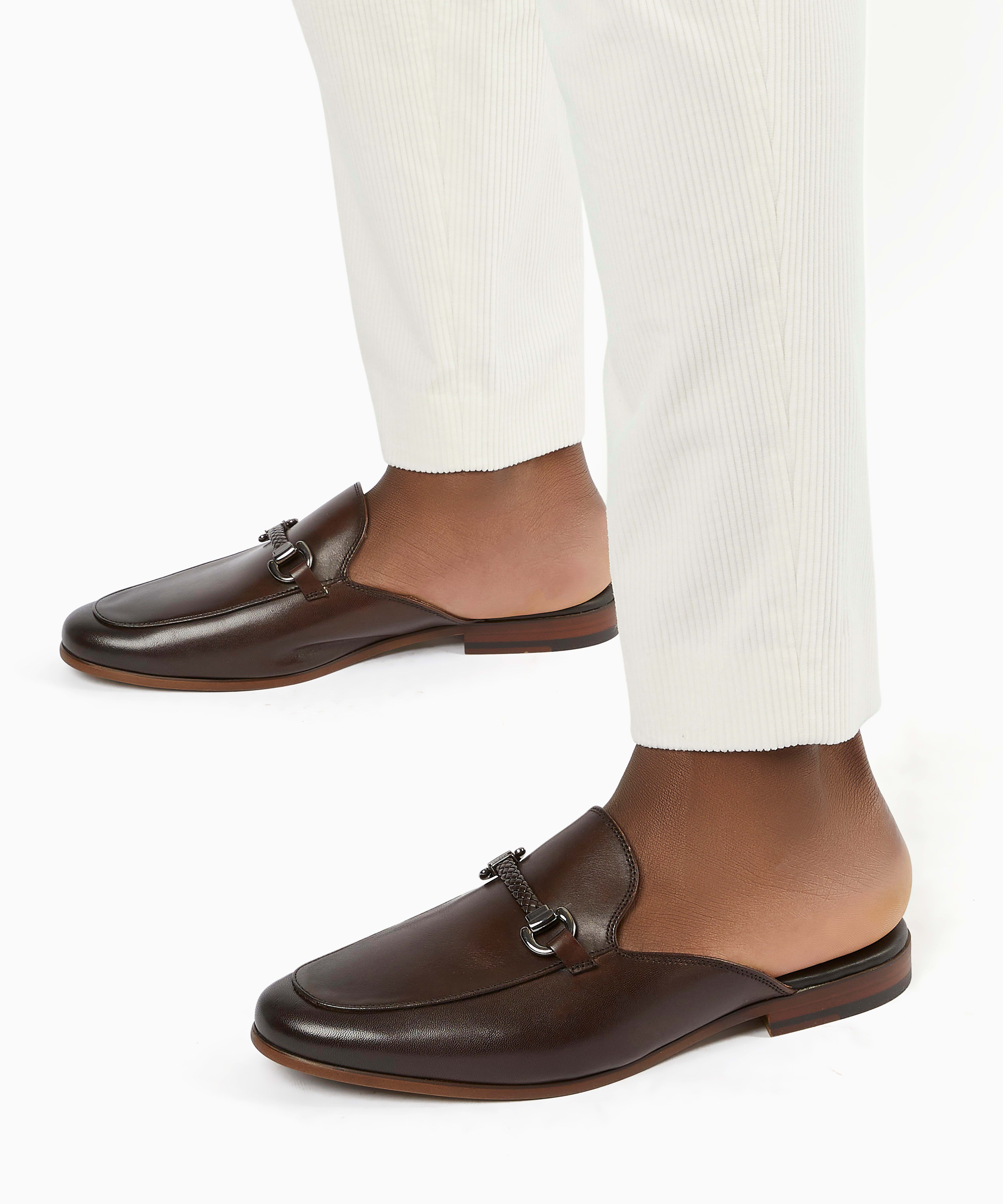Upgrade your selection of suave footwear with these smart loafers. Their backless silhouette is both comfortable and on-trend.