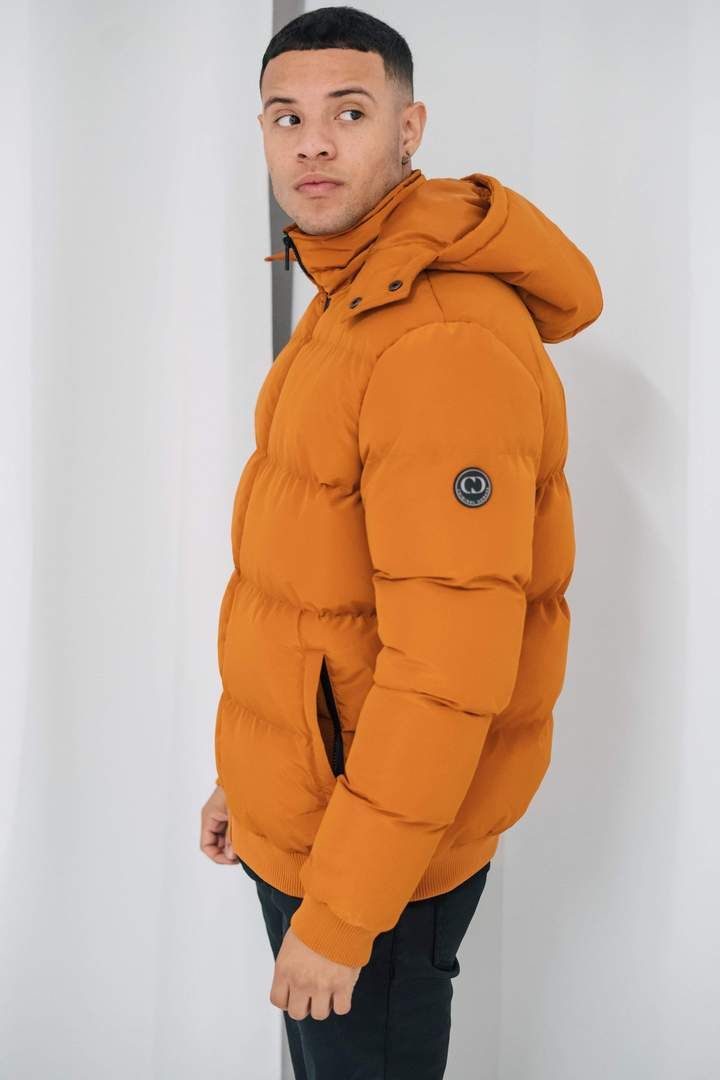 Covent Puffer Jacket in premium nylon with detachable hood 

 

Details:

Premium nylon fabric 

Removable hood

Branded zipper 

Two side pockets

Rubber CD arm logo

100% Polyester.

 

Size + Fit:

Regular Fit

Model is 6'0 (182cm), wears a size M.
