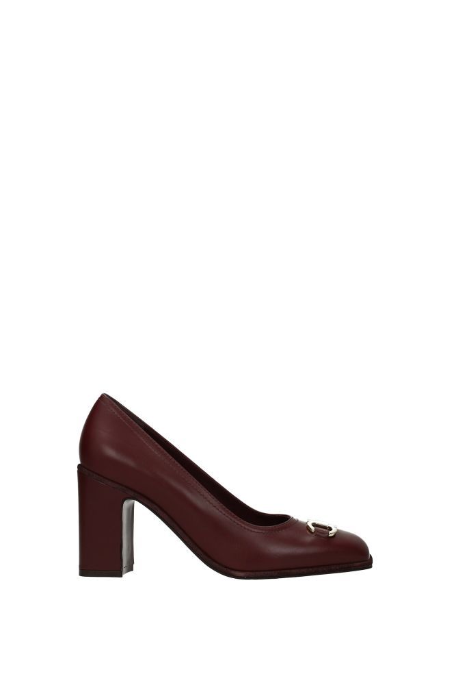 The product with code COMISO850732934 model comiso in red/wine leather is a women's pumps designed by Salvatore Ferragamo. It has features like front detail, front logo. Wear it for these occasions: at the office, dinner with friends, working lunch. Ideal for your style stylish. The product is made by the following materials: leatherHell height type: mid heelsHeel Height: 8.5 cmBottomed Shoes is rubber, leatherSquare toeThe product was made in Italy