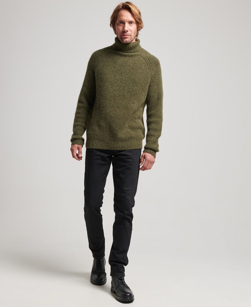 Look no further for your smart winter look the Studios Chunky Roll Neck Jumper is a classic design with minimal branding.Relaxed fit – the classic Superdry fit. Not too slim, not too loose, just right. Go for your normal sizeAlpaca wool-rich fabricRoll neckRibbed designMetal logo tab