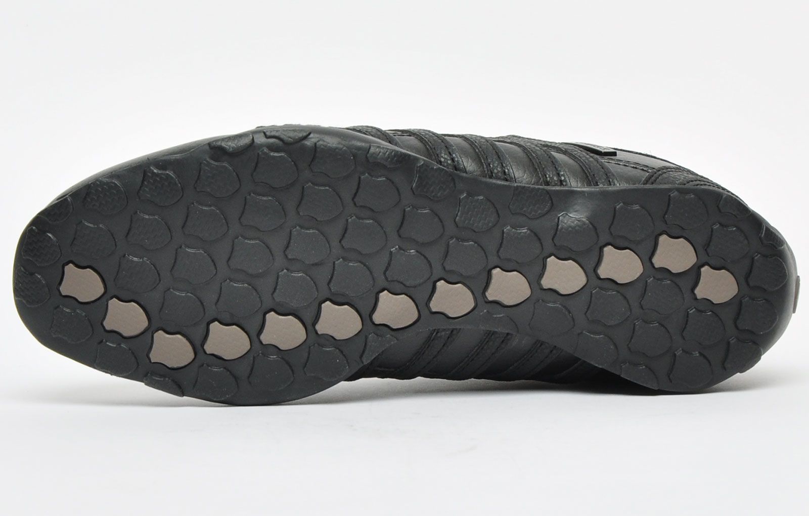 Het bovenwerk van de Arvee is gemaakt van een trendy geheel zwart leer dat de voeten ondersteunt en beschermt, terwijl een klassieke veter aan de voorkant een veilige pasvorm biedt.