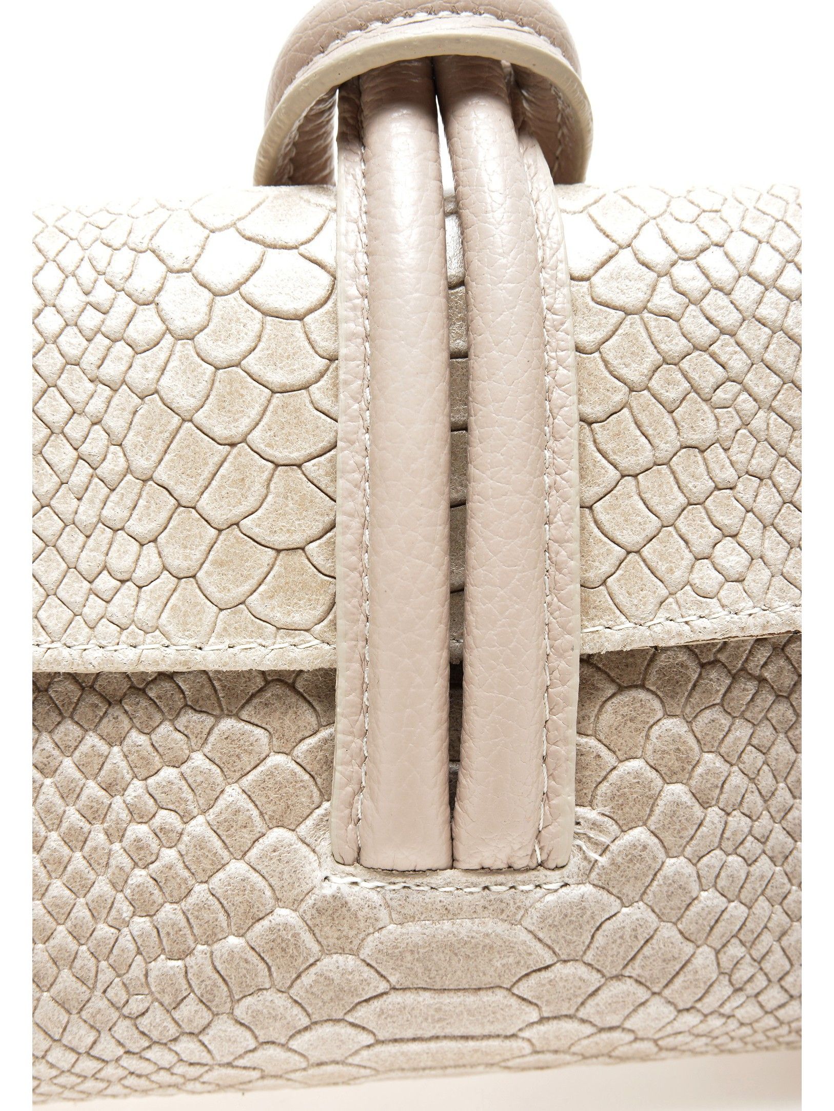Handbag
100% cow leather
Strap closure
Interior zip pocket
Dimensions (L): 15x23x6 cm
Handle: /
Shoulder strap: 120 cm