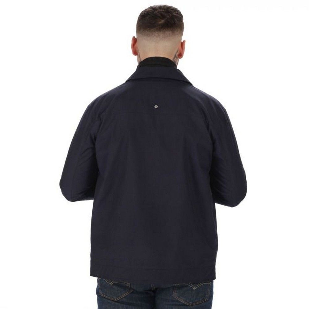 100% Cotton. Key feature: Two lower zipped pockets. Technical specification: Cotton poplin with garment wash Printed polyester taffeta lining. Regatta Mens sizing (chest approx): XS (35-36in/89-91.5cm), S (37-38in/94-96.5cm), M (39-40in/99-101.5cm), L (41-42in/104-106.5cm), XL (43-44in/109-112cm), XXL (46-48in/117-122cm), XXXL (49-51in/124.5-129.5cm), XXXXL (52-54in/132-137cm), XXXXXL (55-57in/140-145cm).