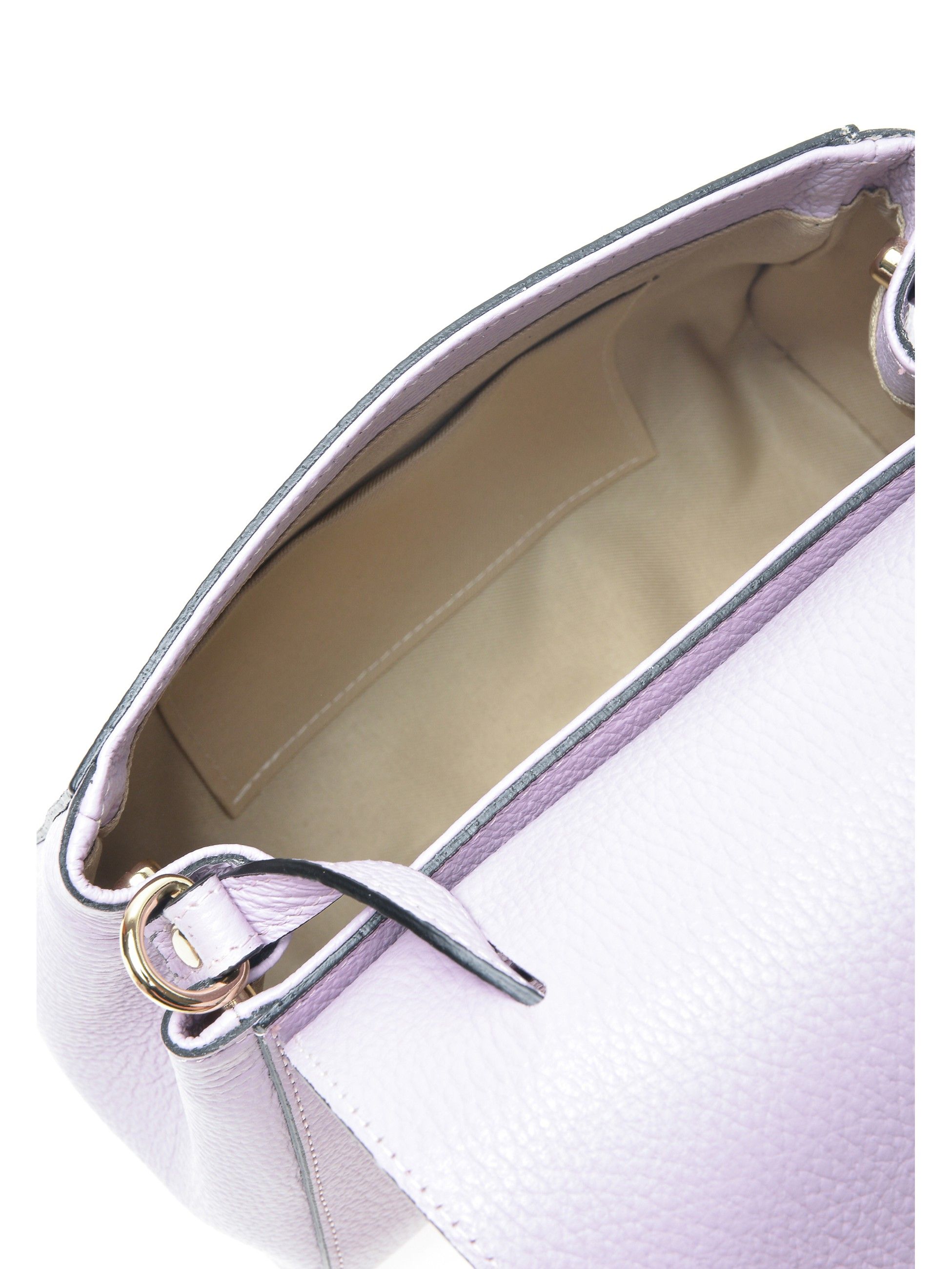 Handbag
100% cow leather
Flap over magnetic closure
Inner pocket
Dimensions (L): 20x22.5x7.5 cm
Handle: 18 cm
Shoulder strap: 120 cm adjustable
