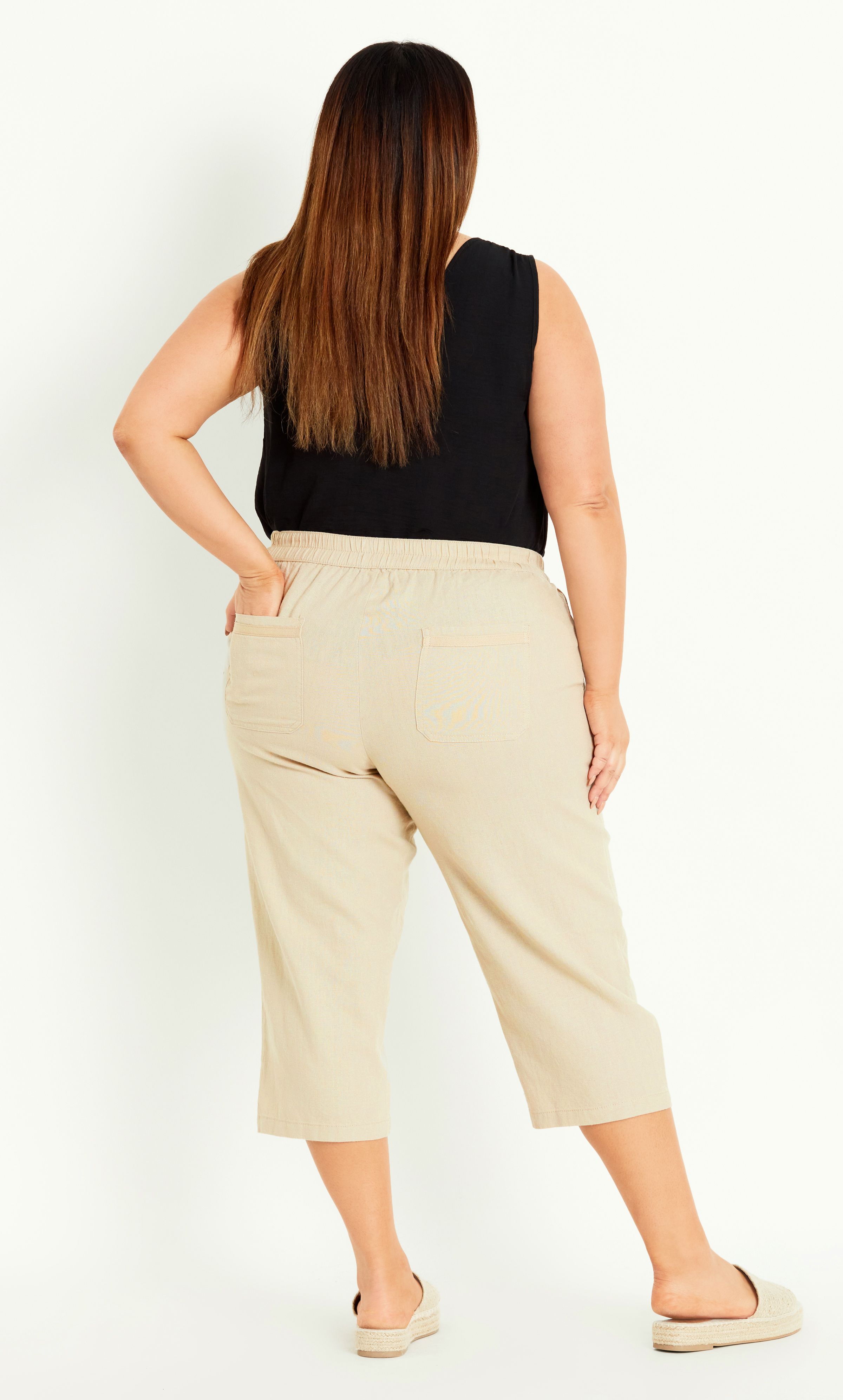 Channel a simple yet stylish summer look in our oh-so timeless and versatile Linen Blend Crop Trouser. Offering a comfortable elasticated waist and quality linen blend fabrication, this fashion-forward pair ticks some serious style boxes! Key Features Include: - Elasticated waist with drawstring - Four pockets - Linen blend fabrication - Relaxed leg - Unlined - Pull up style - Cropped length Opt for breezy resort vibes in a button up shirt and some woven wedges.