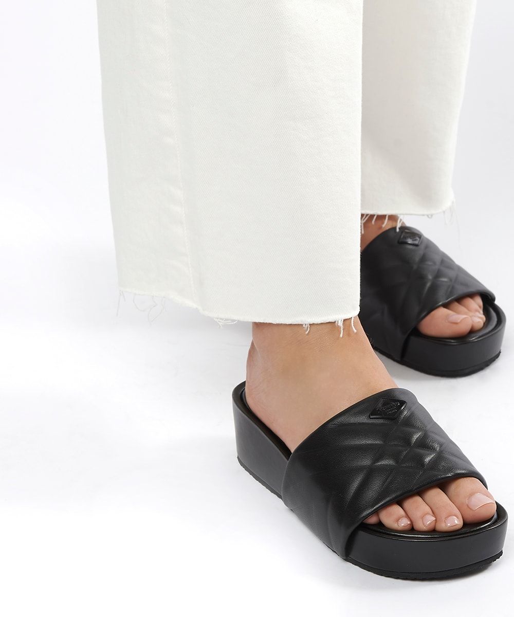The perfect combination of cool and comfy, our Kygo sliders feature a wide, quilted strap and a chunky flatform sole. A must for your next summer holiday.