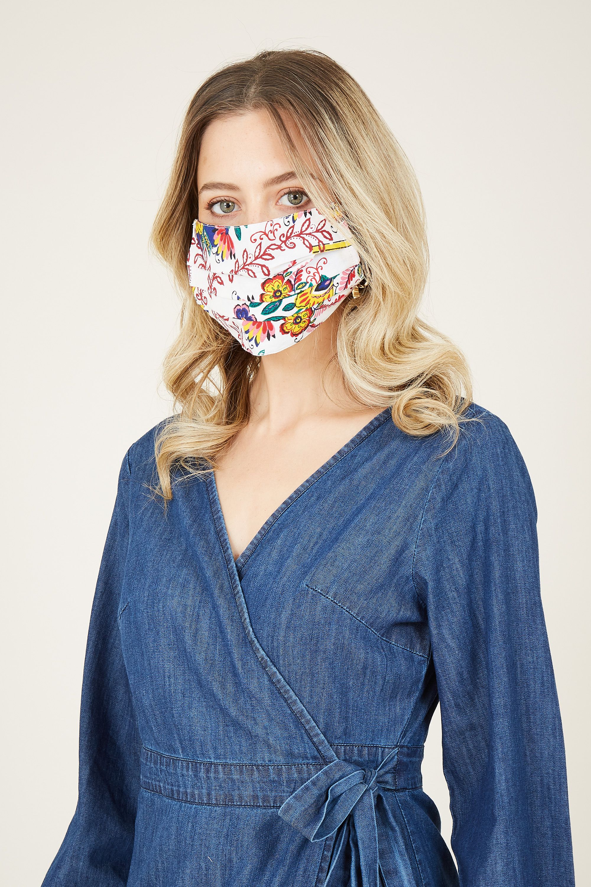 Colourful, comfortable (and crafted from cotton), choose this Retro Floral Face Mask for your essential trips. It's made from the end of our fabric rolls, so it's sustainable and kind to the planet.Please remember it is a non-medical mask and not PPE. Wash your hands before and after putting on the covering.One Pound from each covering is donated to Sufra, a charity that supports and provides food for people in extreme poverty.  100% Cotton, Lining:100% Cotton
