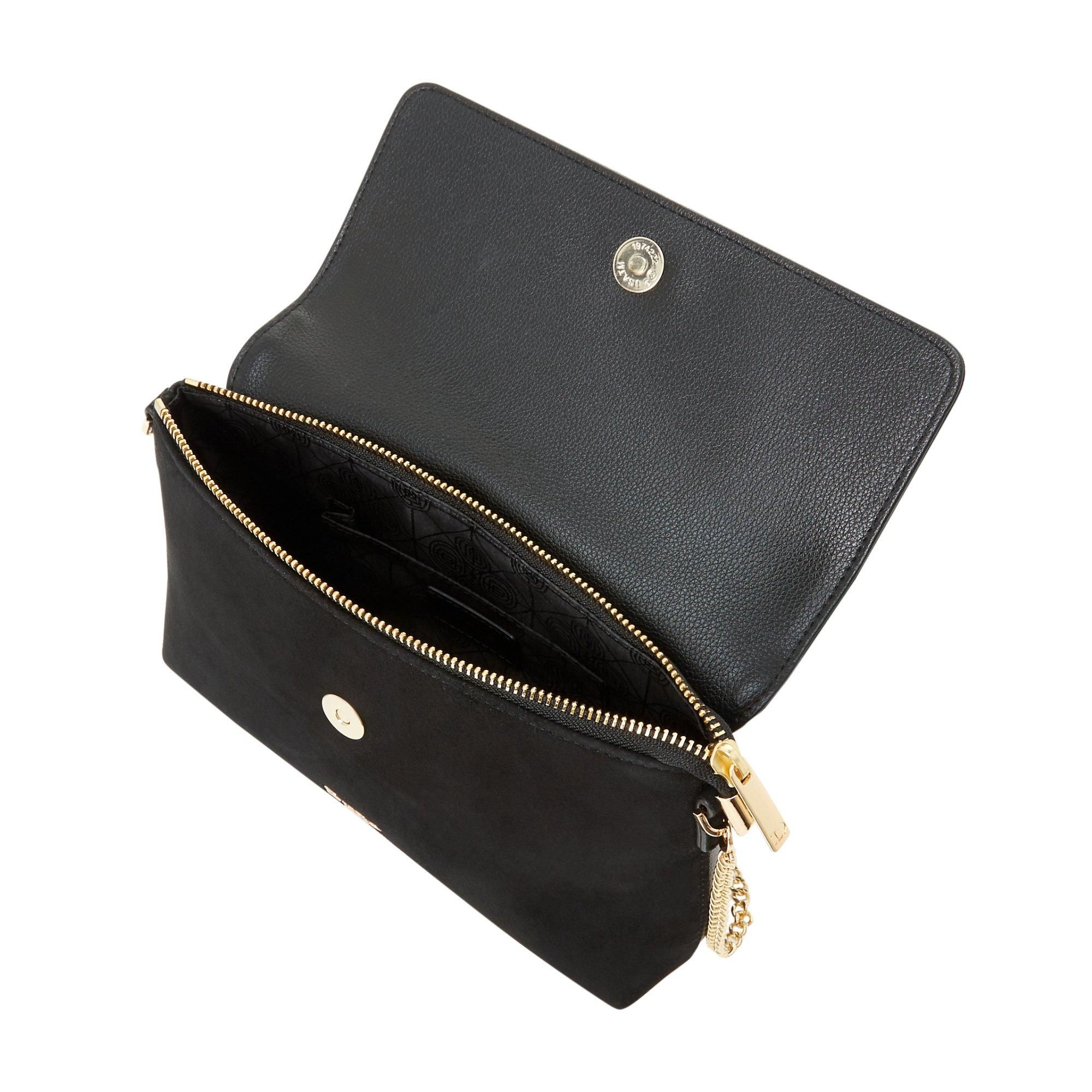 Add a stylish finishing touch to your accessories line-up with this clutch. Simple yet chic, its minimalist design is offset with a metal chain strap. The spacious interior is ideal for carrying your day-to-evening essentials.