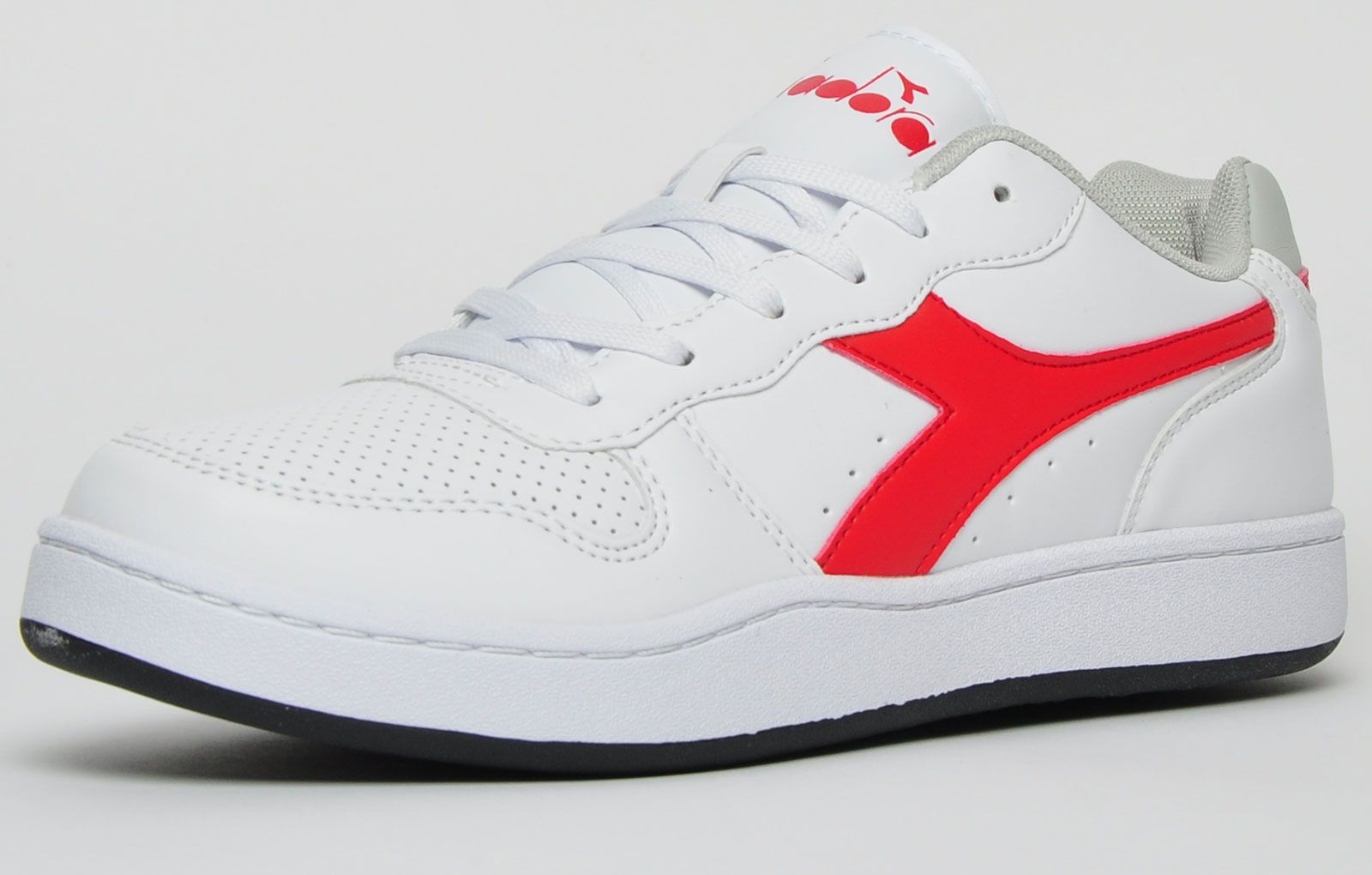 The Diadora Classic Play.G.is a classic court styled trainer constructed in a clean white synthetic upper with sumptuous padded footbed, ankle heel collar are delivered with a breathable toe box and fit well lace up fastening to keep your feet firmly in place all day long. <p class=