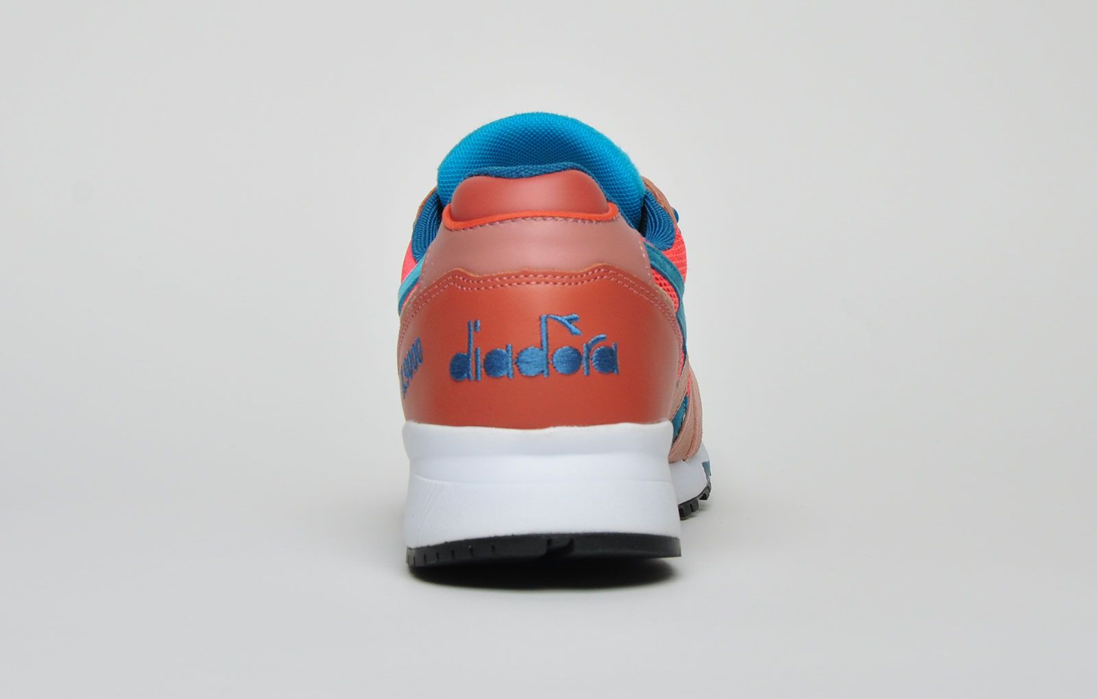 Delivering style and substance throughout your everyday wear, the Diadora N 9000 Premium is an on-trend men’s trainer that won’t let you down when it comes to comfort and fit. Constructed with a leather upper fused with textile panels and a retro inspired midsole for visual appeal Featuring supportive cushioning to the heel and a padded tongue and inner lining, this trainer is as supportive and comfortable as it is lightweight. <p class=