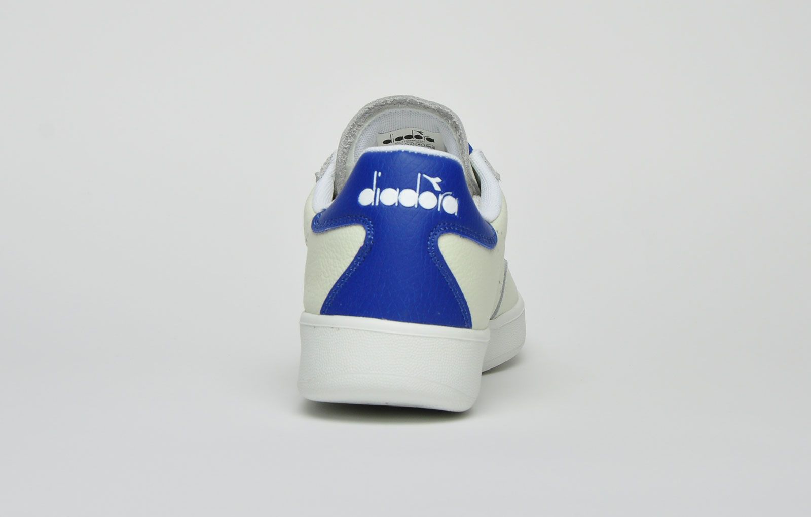 <p>Mixing sporty and urban fashion, these Diadora Borg Elite men’s leather trainers are made from full grain leather with brand identity delivered by the way of pin punch detailing to the side upper. The vintage textured outsole and comfortable inner lining give this classic a versatile and stylish look, making this shoe a must have for the coming seasons. <b></b></p><p><b><br> </b></p><p class=