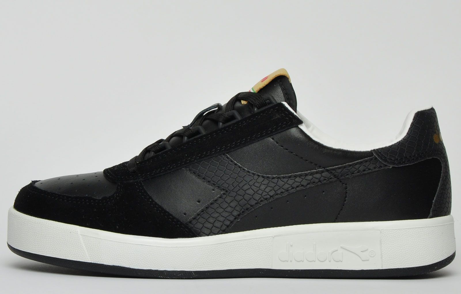 <p>Mixing sporty and urban fashion, these Diadora Borg Elite men’s leather trainers made from a mix of leather and suede for a 5 star fit and finish. The vintage textured outsole and comfortable inner lining give this classic a versatile and stylish look, making this trainer a must have for the coming seasons. <br></p><br> <p class=