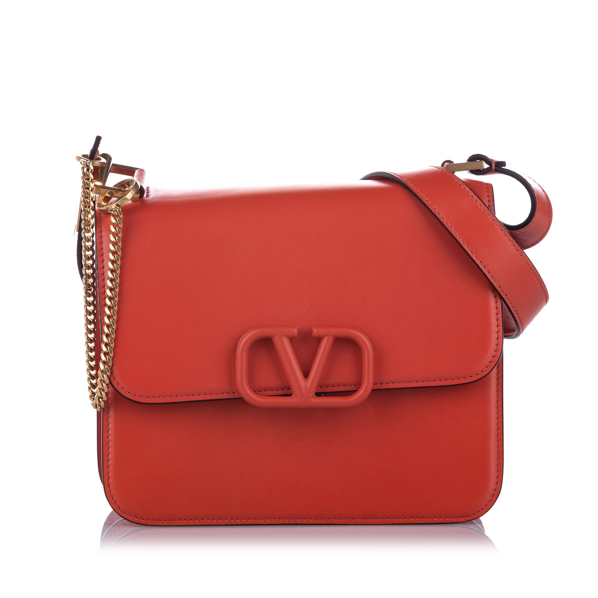 VINTAGE. RRP AS NEW. The V Sling crossbody features a leather body, a flat leather with chain strap, a front flap with a magnetic snap button closure, and interior zip and slip pockets.Exterior front is scratched.

Dimensions:
Length 18cm
Width 23cm
Depth 13cm
Shoulder Drop 52cm

Original Accessories: Dust Bag

Color: Red x Gold
Material: Leather x Calf x Metal x Brass
Country of Origin: ITALY
Boutique Reference: SSU84209K1342


Product Rating: GoodCondition