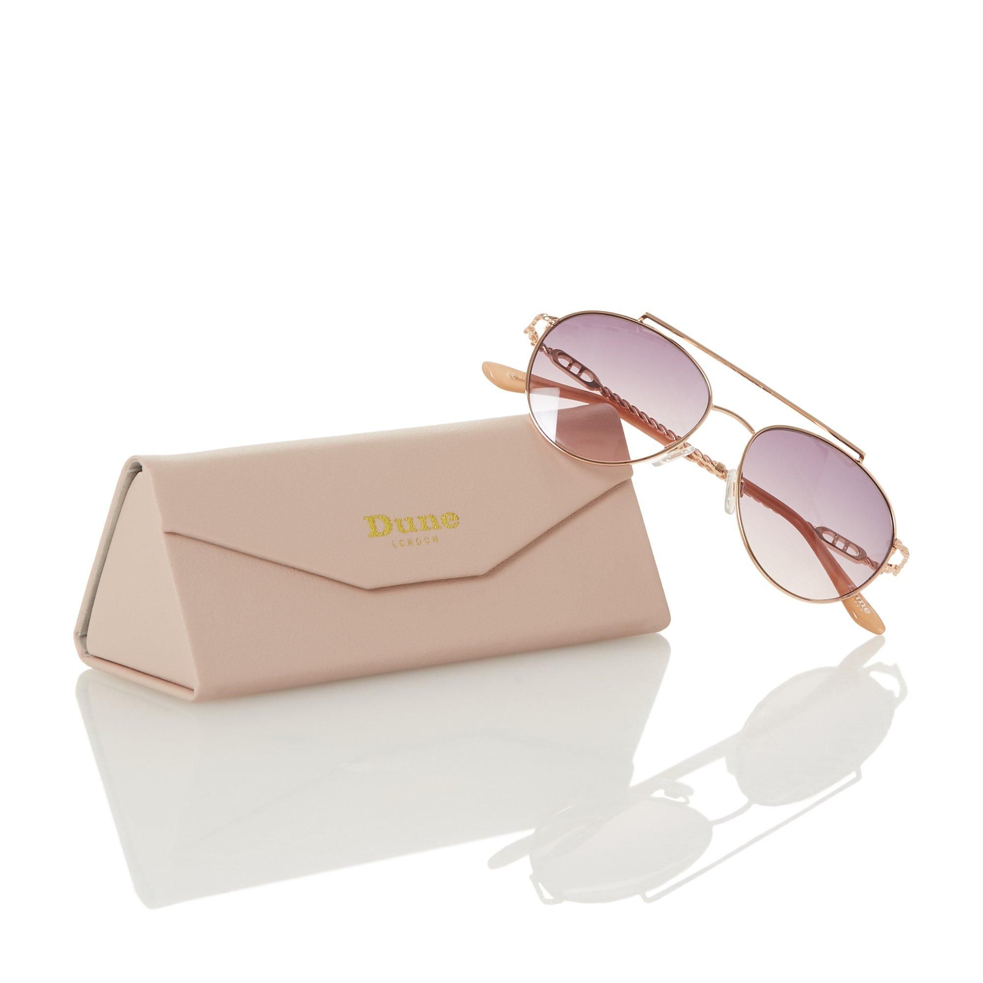 Update your look with a pair of the Geneva square-frame sunglasses. Fashioned with a smooth acetate base and contrasting lilac lenses. Translucent temples and gold-toned hardware lends a distinguished appeal.