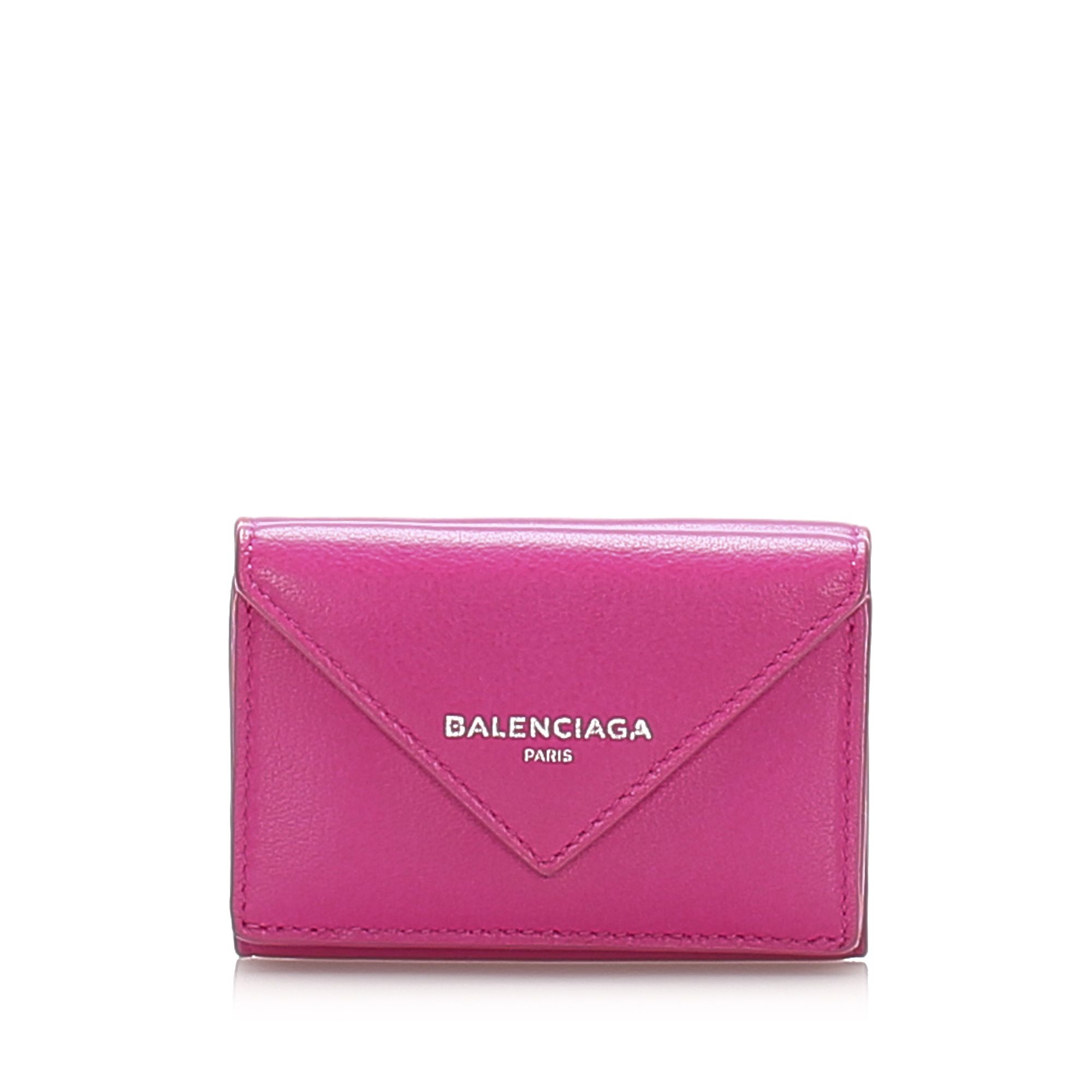 VINTAGE. RRP AS NEW. This wallet features a leather body, a front flap with snap closure, and an interior slip compartment.Exterior back is discolored. Exterior front is discolored.

Dimensions:
Length 7cm
Width 9.5cm
Depth 1cm

Original Accessories: Dust Bag

Color: Pink
Material: Leather x Calf
Country of Origin: Spain
Boutique Reference: SSU92458K1342


Product Rating: VeryGoodCondition