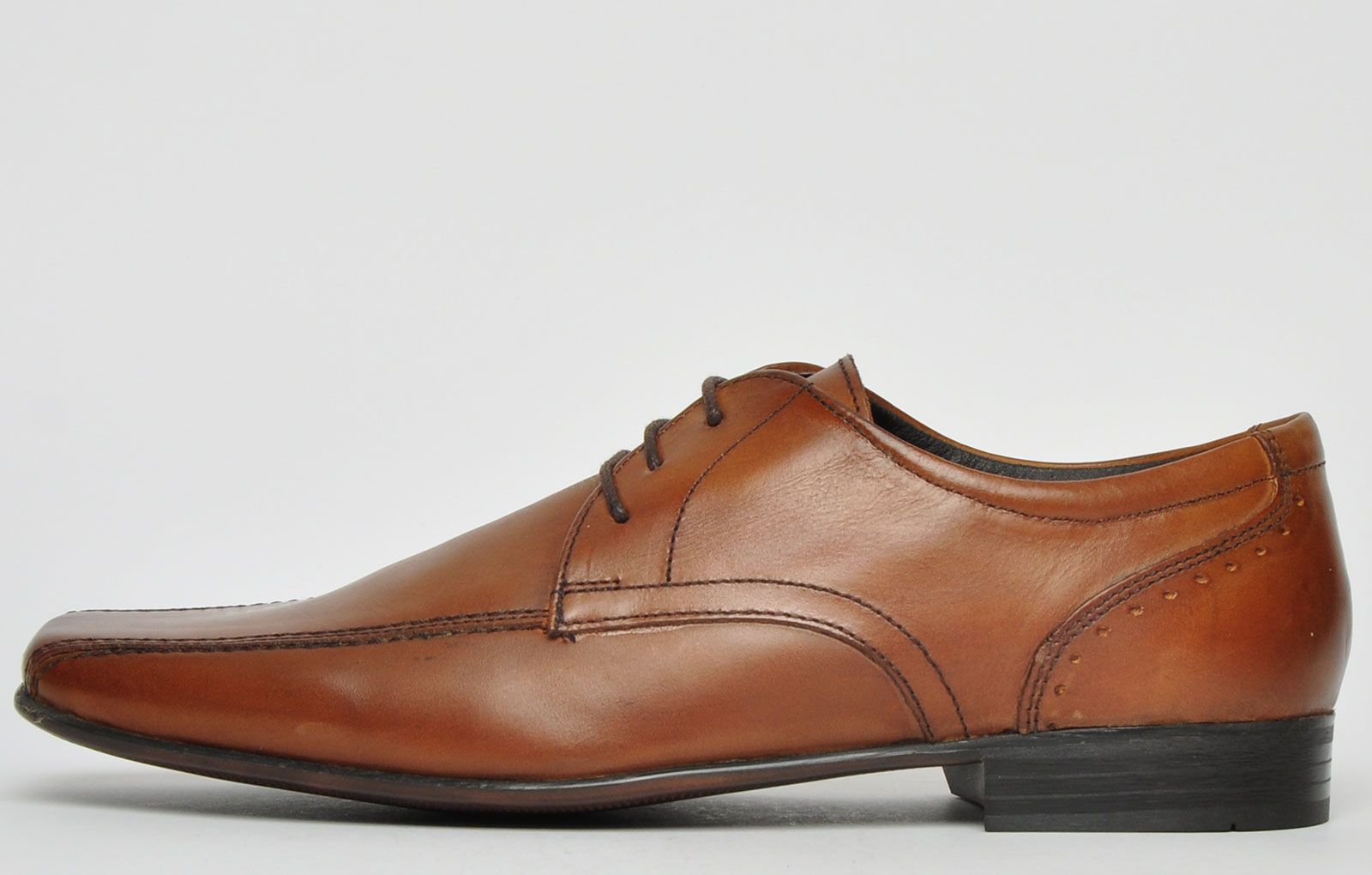 These Ikon men’s premium leather shoes will make a perfect addition to your footwear collection. <p>Engineered for the modern-day man these stylish leather shoes are crammed full of vintage charisma. The Slimline silhouette is crafted using premium leathers, finished with neat panel construction and tonal stitching for a timeless retro look</p> <p>These Ikon Fraser men’s shoes feature a 3 lace up front fastening, combined with a premium leather/textile inner lining, providing a comfortable and secure fit throughout your day</p> <p style=