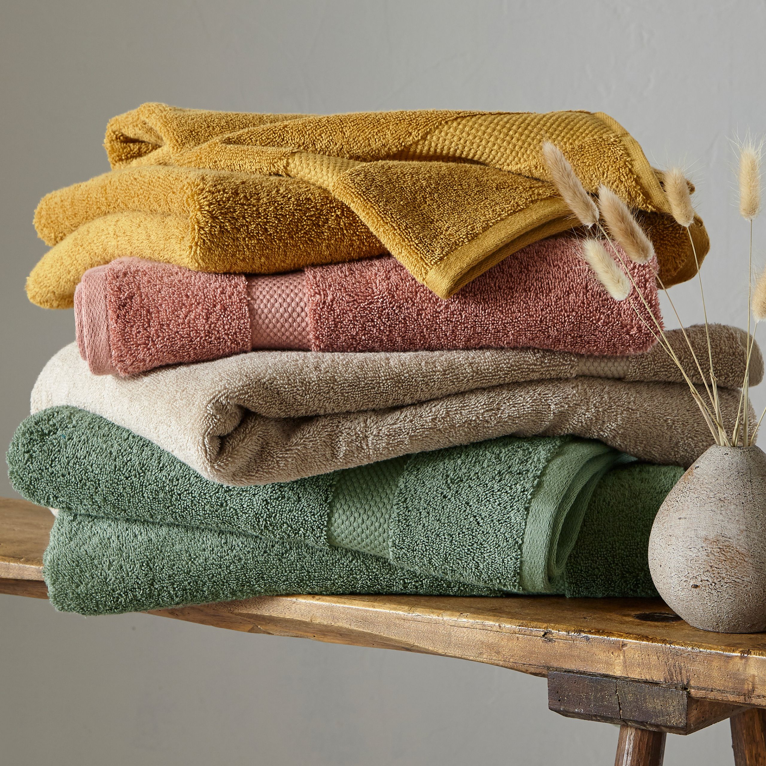 The Linen Yard LOFT collection of face cloths are a must have for your home. They are designed to be super absorbent and are ultra-soft. Made from a 100% plush combed cotton for a relaxed everyday feel. Perfect enveloping heavyweight towels with 650 grams per square metre. The basket weave band is a quality design feature that gives LOFT towels a stylish effortless signature look. In multiple soothing shades, create an air of calm in your washroom and always have super softness on hand.