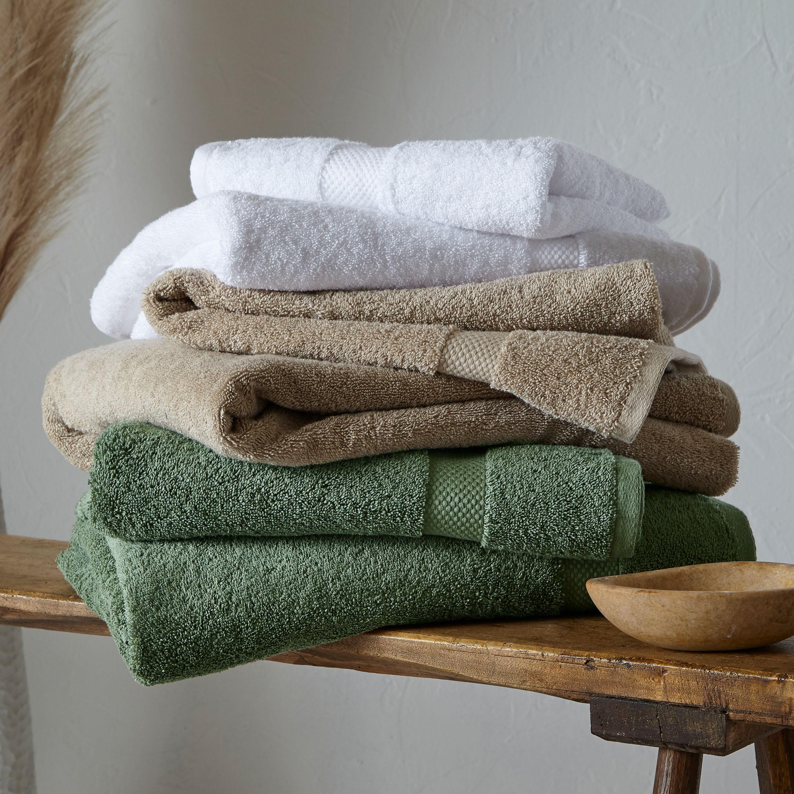 The Linen Yard LOFT collection of face cloths are a must have for your home. They are designed to be super absorbent and are ultra-soft. Made from a 100% plush combed cotton for a relaxed everyday feel. Perfect enveloping heavyweight towels with 650 grams per square metre. The basket weave band is a quality design feature that gives LOFT towels a stylish effortless signature look. In multiple soothing shades, create an air of calm in your washroom and always have super softness on hand.