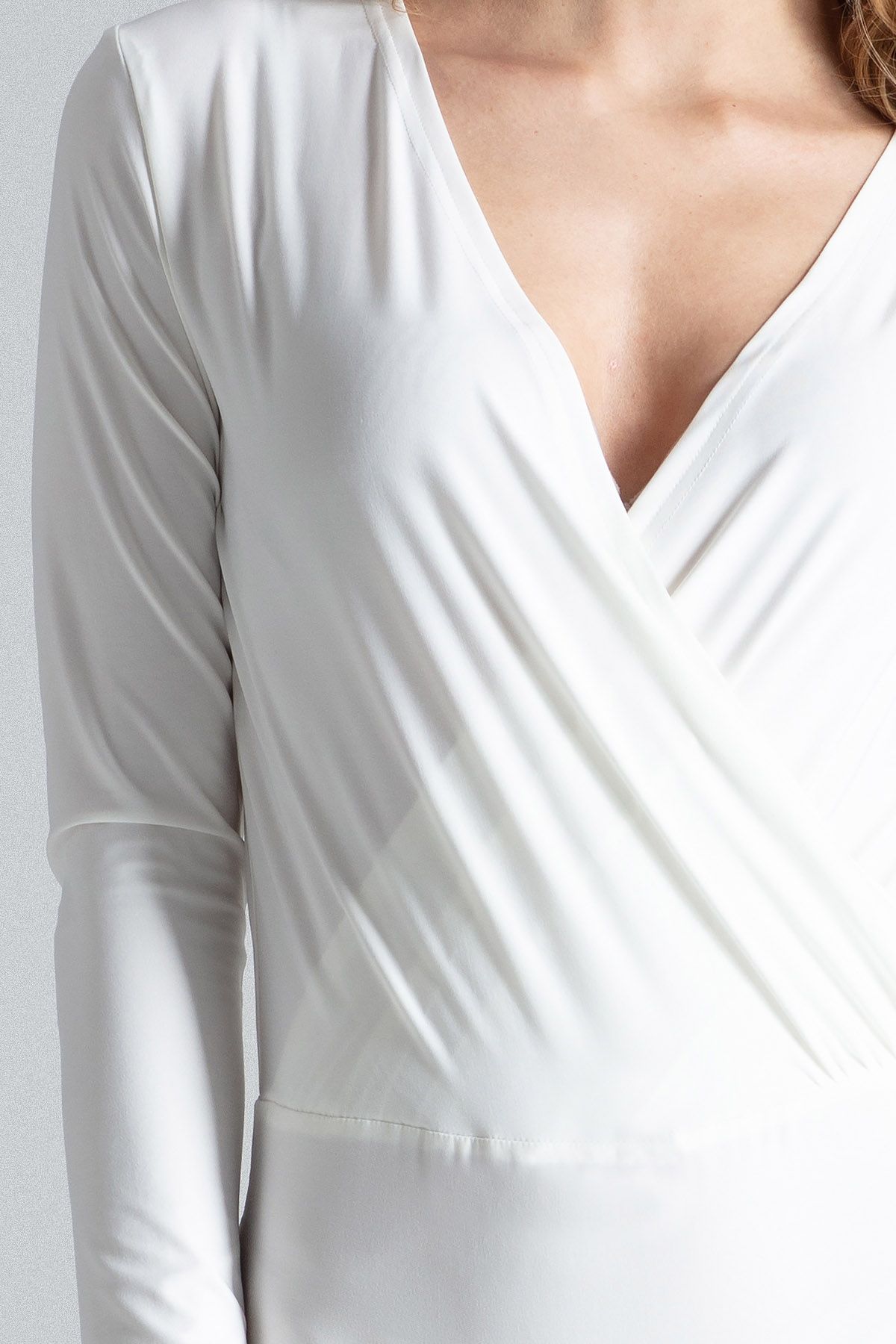 Elegant body with long sleeves, with v-neckline. Beautifully highlights the silhouette. Perfect for many styles.