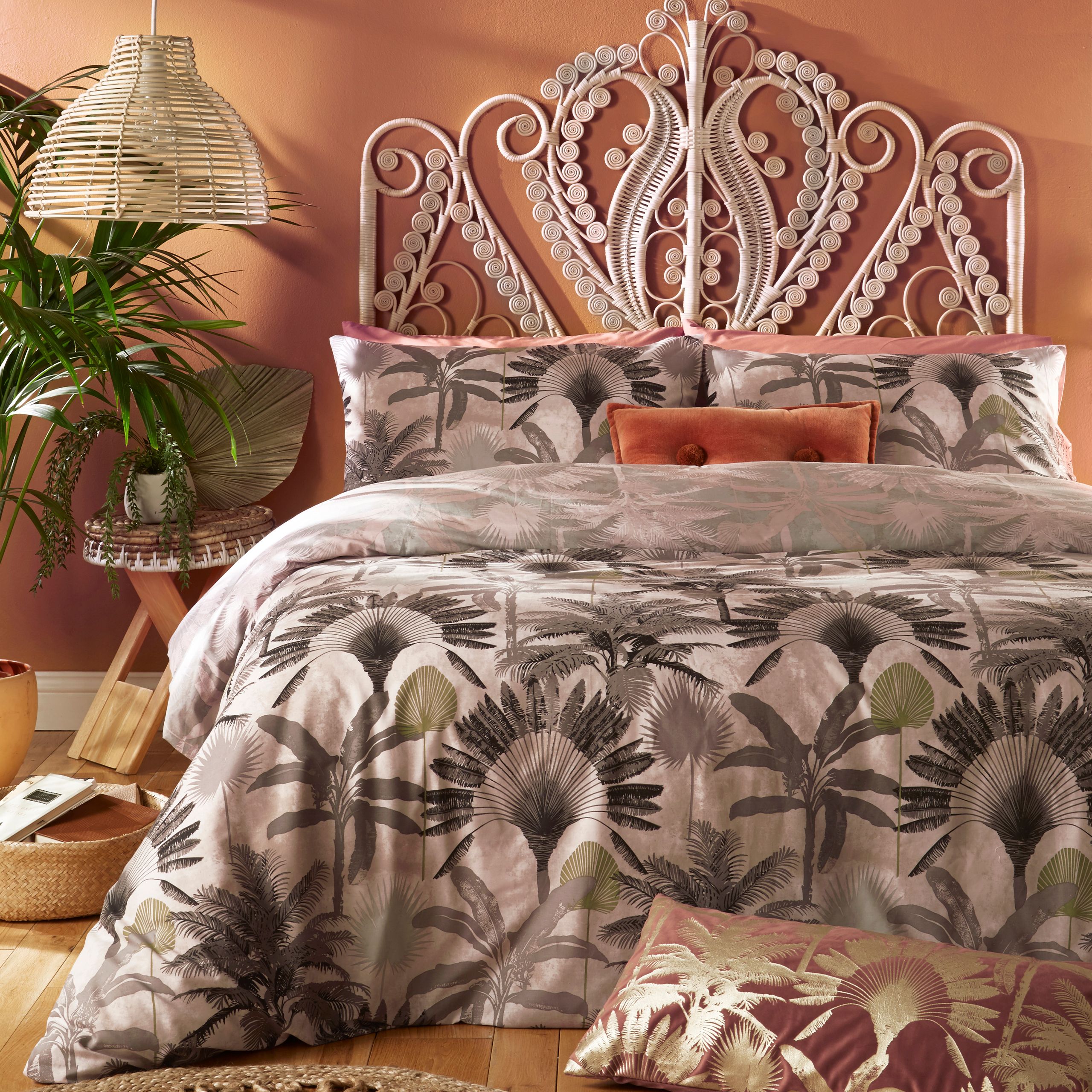 Majestic palm trees in their many individual forms create this beautiful, romantic design which will instantly transform your space. Soft greys and golds on a dusky pink background, and a fully reversible design in tonal colours make this a versatile set for those who like to change things up.