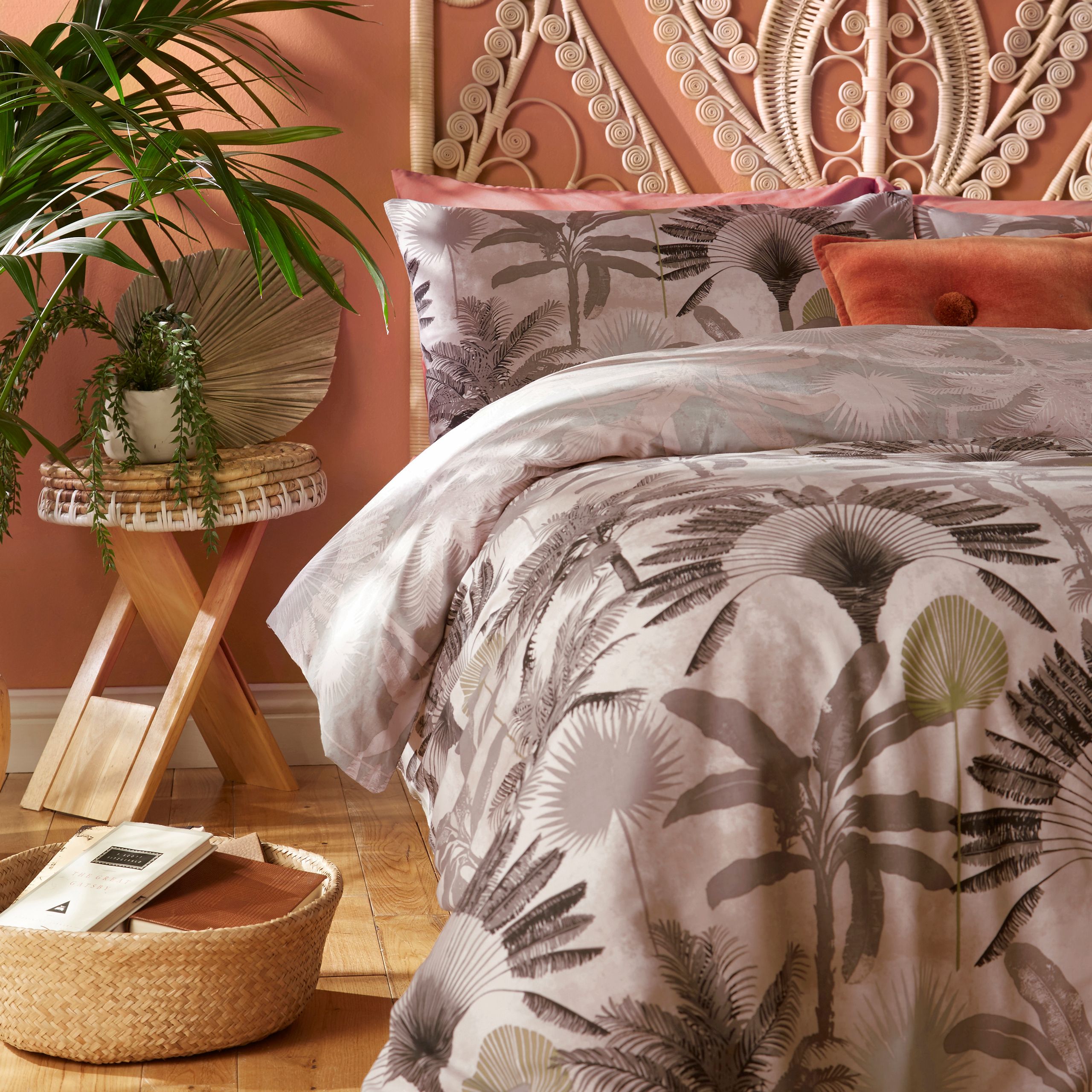 Majestic palm trees in their many individual forms create this beautiful, romantic design which will instantly transform your space. Soft greys and golds on a dusky pink background, and a fully reversible design in tonal colours make this a versatile set for those who like to change things up.