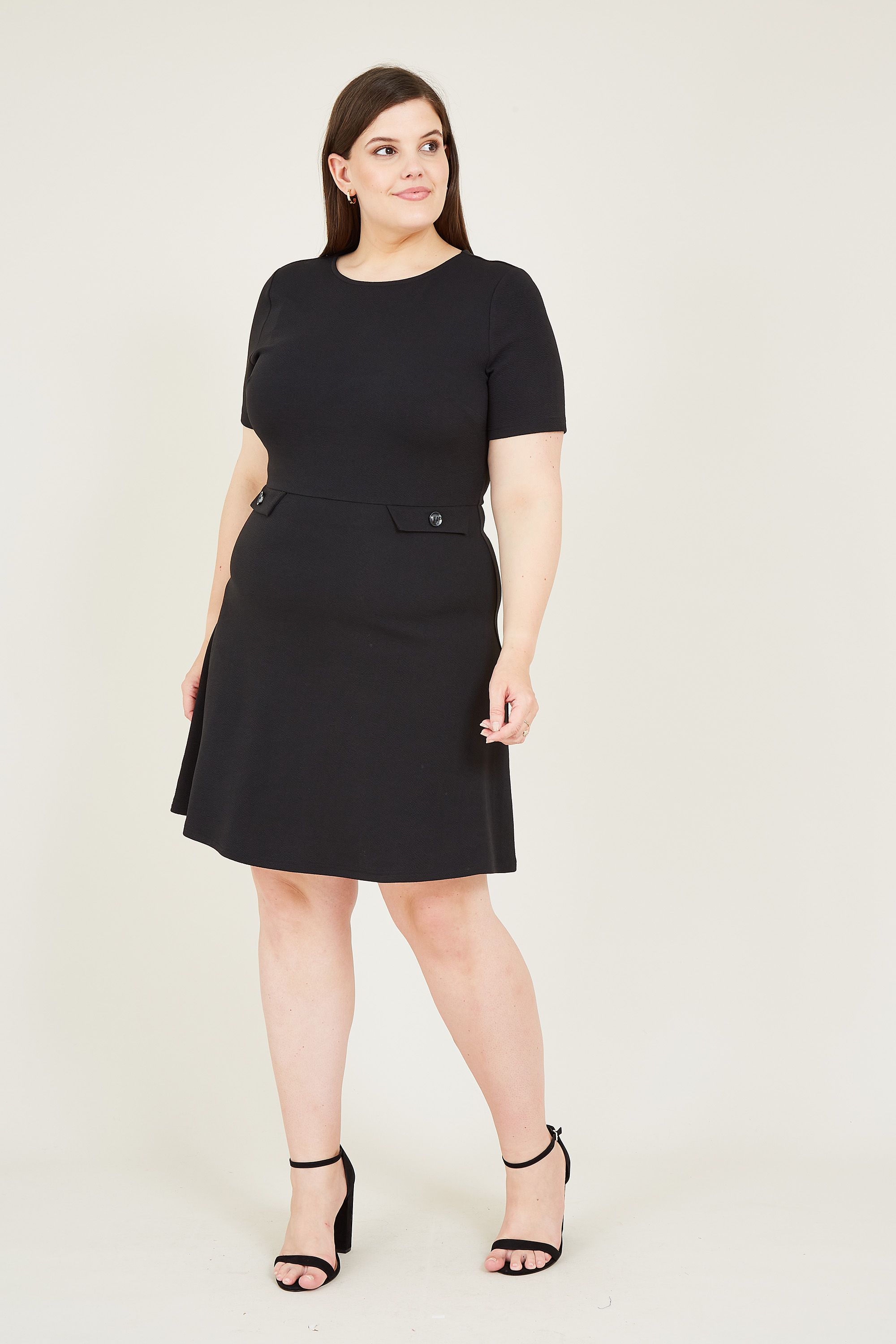 Perfect for work and weekends, this Mela Plus Size Pocket Skater Dress is a wardrobe staple. Cut in the classic skater shape, it's enhanced by short sleeves and pockets on the waist. Finished with a round neckline and a soft-touch finish, team with heels for dressier moments.
