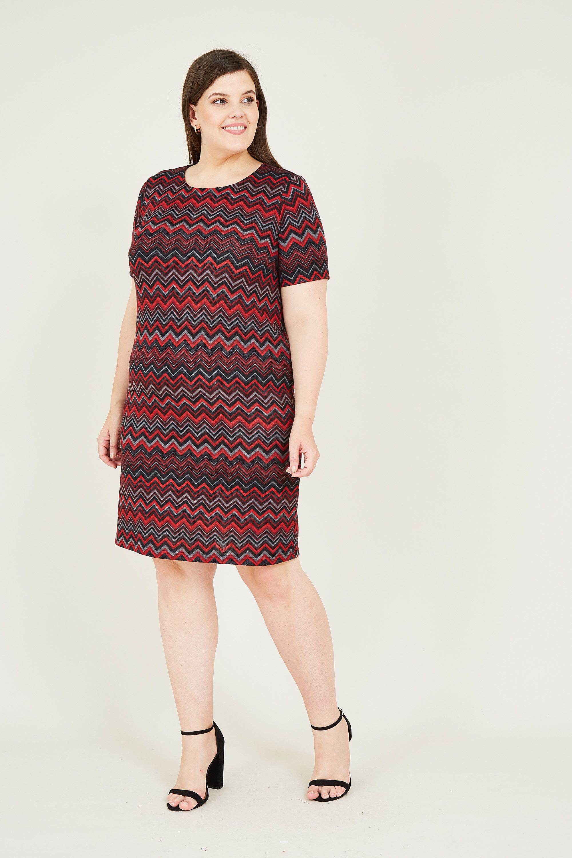 With a chic chevron print, this Mela Plus Size Chevron Tunic Dress is a bold addition to your wardrobe. Featuring a relaxed shape that sits above the knee, it's made from lightweight fabric that's perfect for all year round. Complete with a zip fastening on the back, team with strappy sandals for weekends.