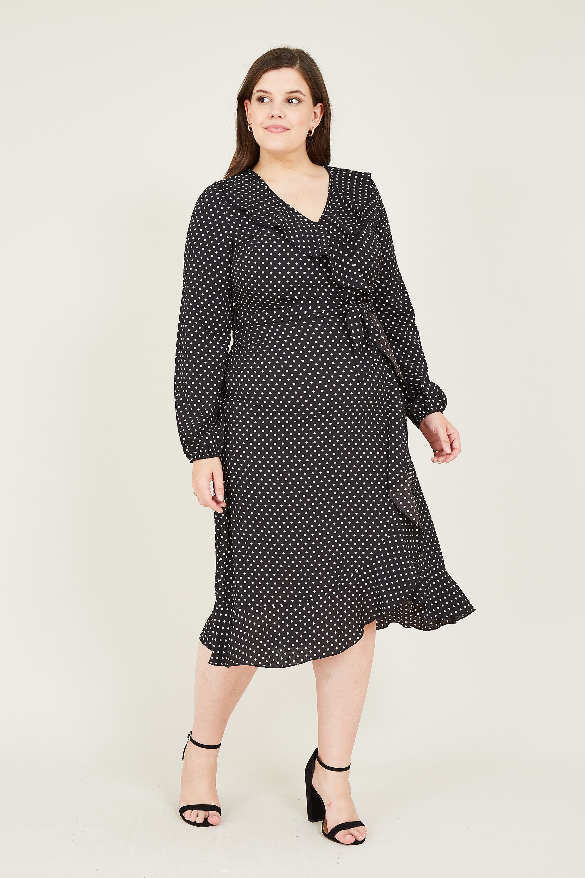 The perfect choice for weekends, this Mela Plus Size Spotted Midi Dress is a cut above the rest. Featuring a relaxed cut that cinches at the waist, soft ruffles run from the shoulders to the hem. With the light fabric making it every bit more comfortable, it's easily dressed up for fancier occasions with a pair of heels.