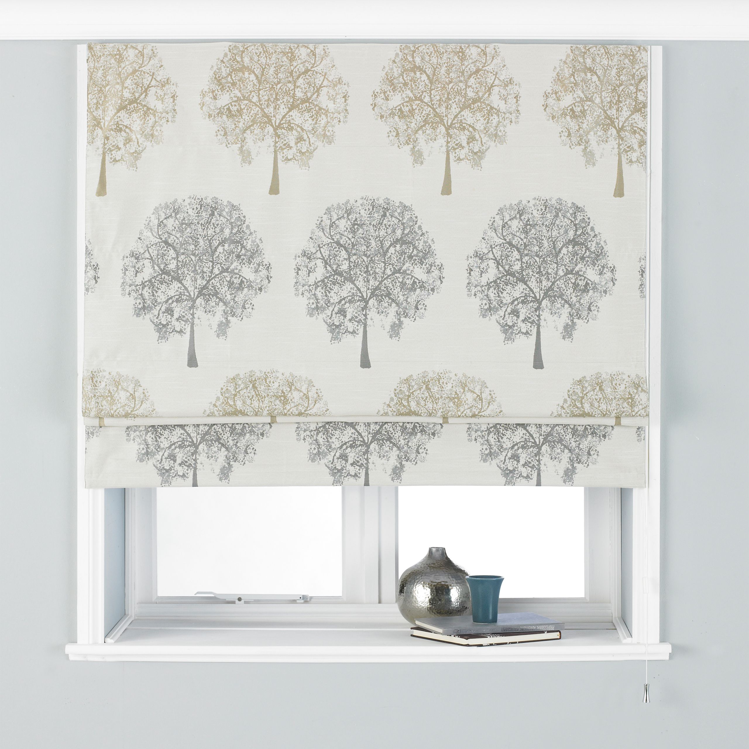 The Oakdale roman blinds feature a timeless design of oaktree motifs. The blinds have a total blackout lining for guaranteed darkness. These blinds are made of 100% robust polyester. Perfect for bedrooms these versatile blinds will ensure you have a great nights sleep whilst also keeping you cool in summer and warm in winter. Each Oakdale blind has an adjustable cord with a built-in child-safety device making it the ideal choice for young families. Clear instructions are included as well as fixing brackets, screws and wall plugs for easy installation.